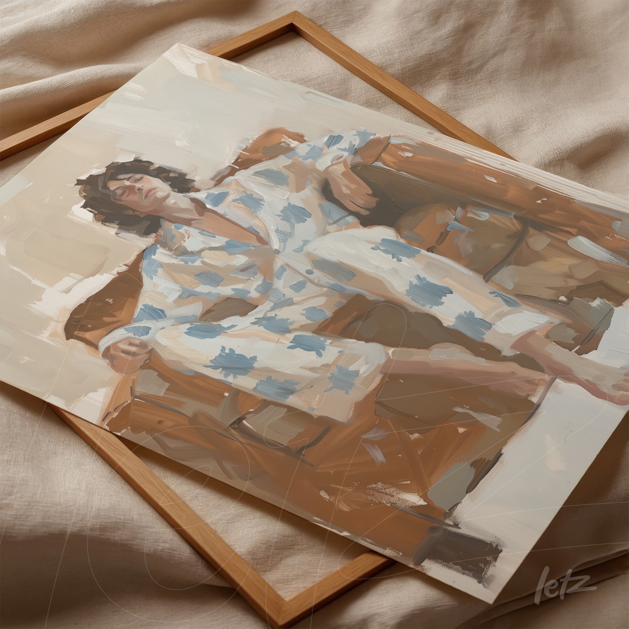 quadro com arte figurativa de mulher relaxando em sofá, vestindo pijama estampado em azul e branco, com moldura de madeira clara