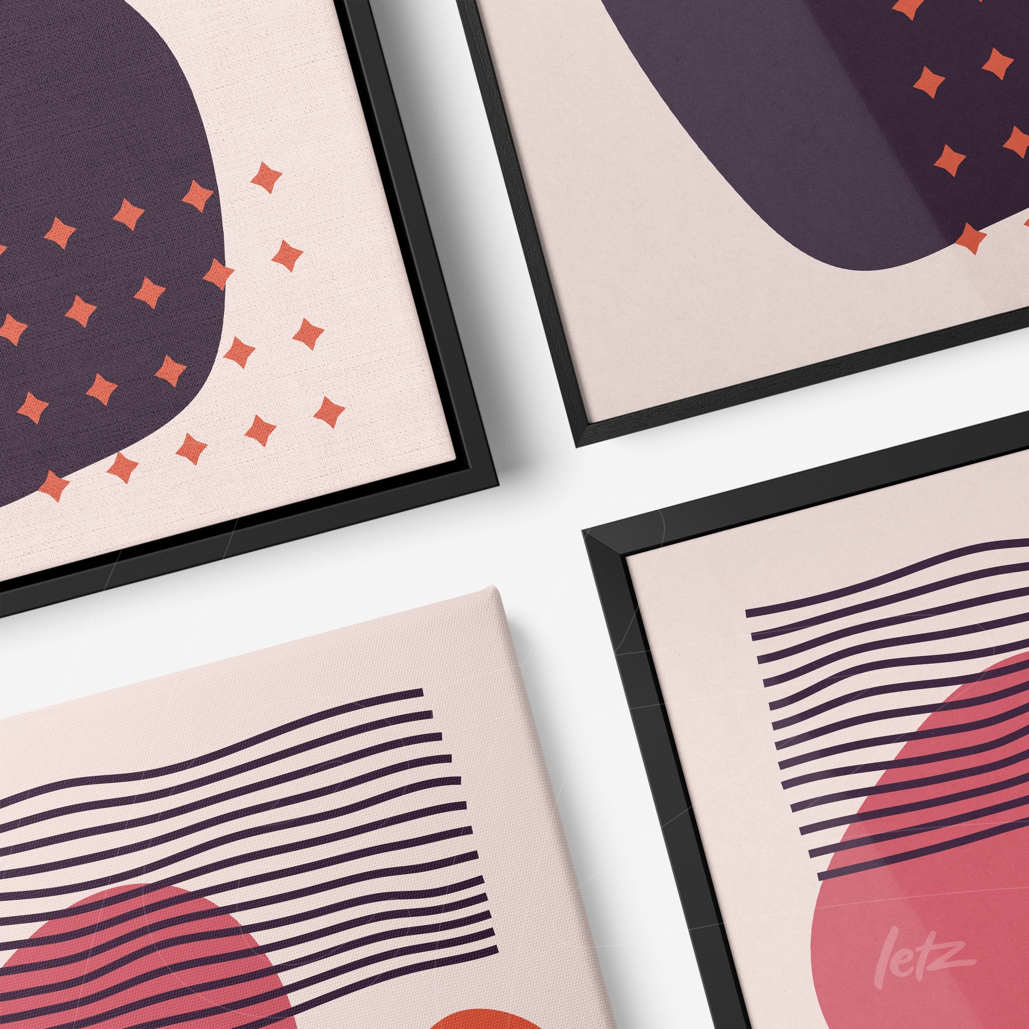 composição com quatro quadros em tela canvas com arte abstrata geométrica, fundo bege claro e linhas onduladas pretas