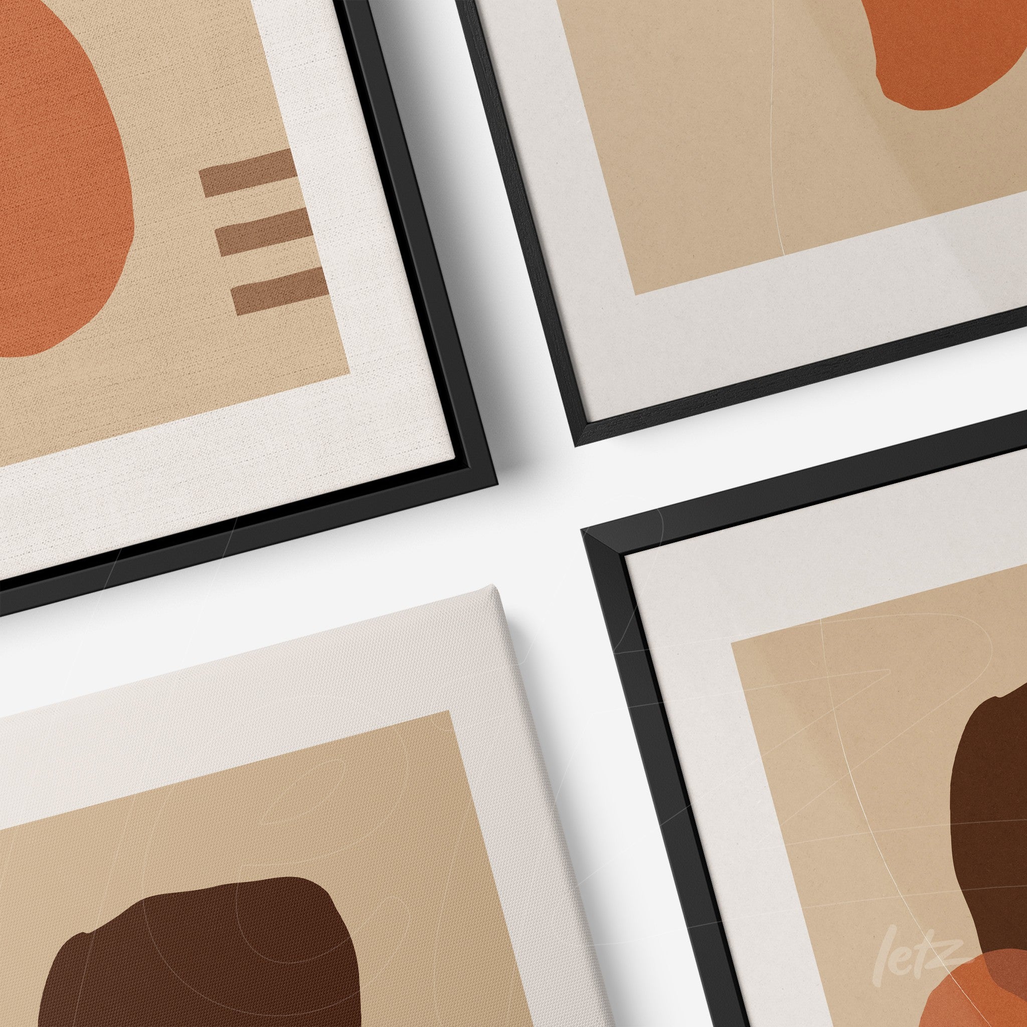 composição de quadros abstratos em molduras pretas e tela canvas, com formas geométricas em tons terrosos sobre fundo bege