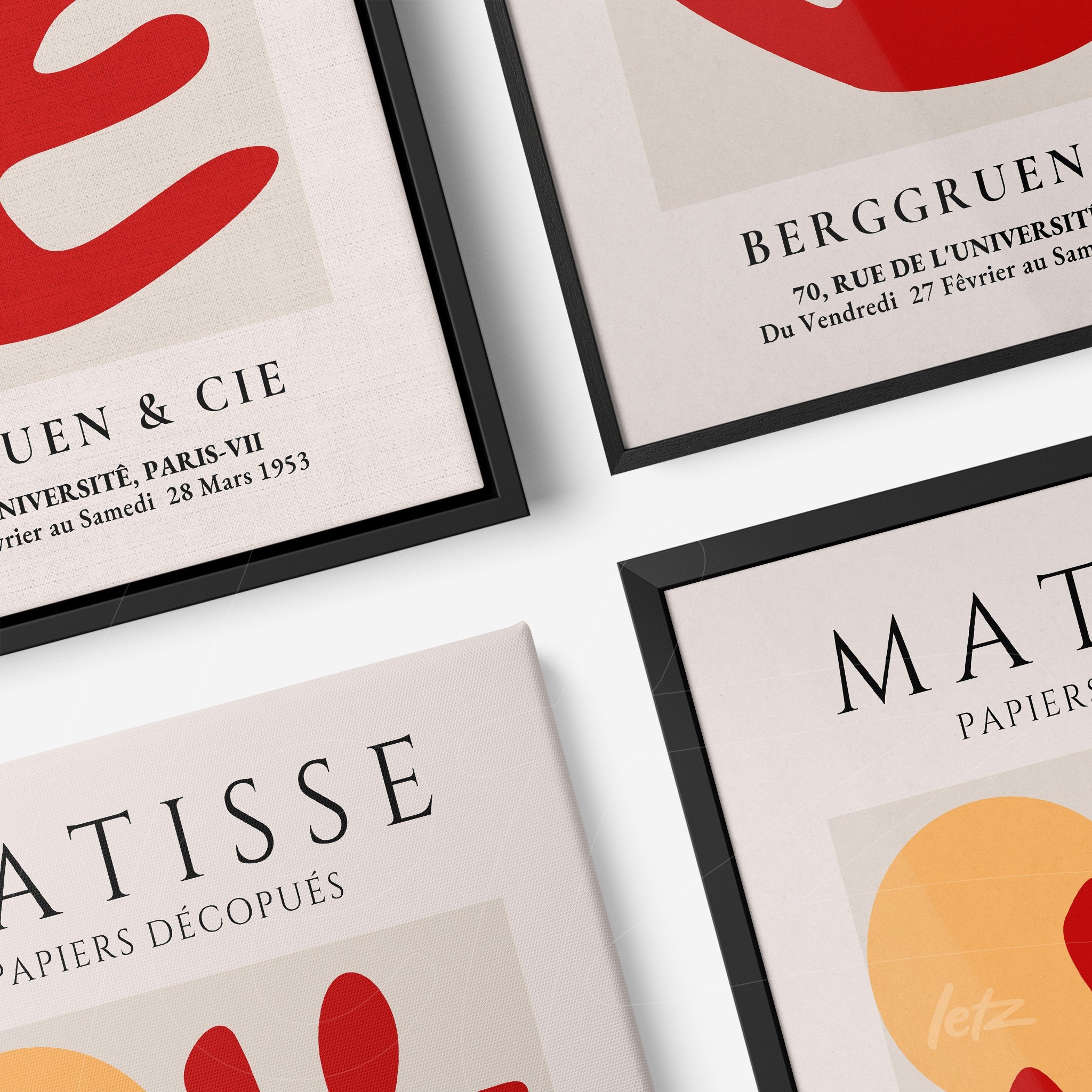 composição de quadros com obras de arte abstrata em molduras pretas, apresentando formas coloridas em tons de vermelho e amarelo