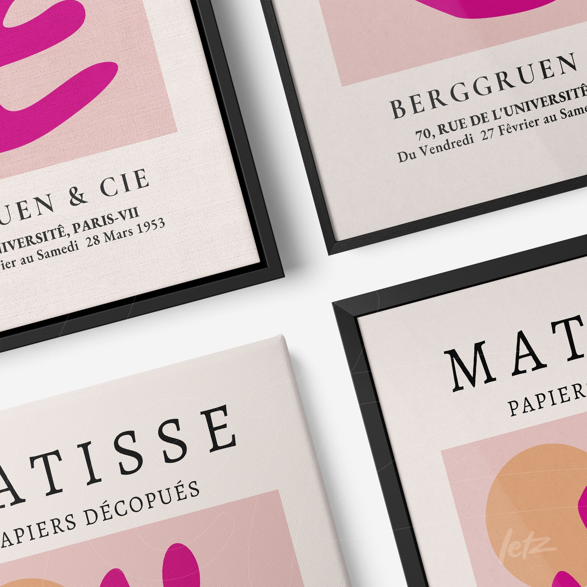 composição de quadros com arte moderna em molduras pretas, destacando formas abstratas em tons rosa e laranja com texto estilizado