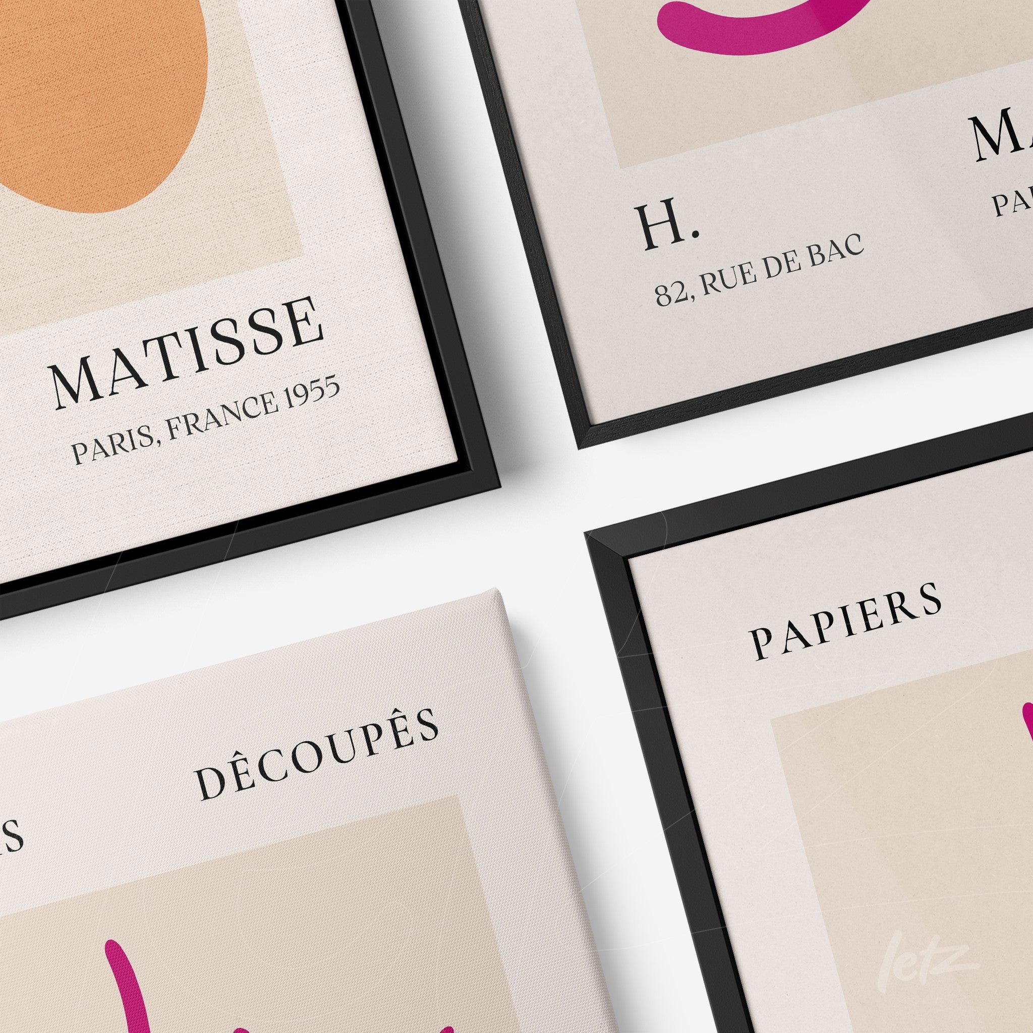 composição de quadros decorativos com arte de estilo moderno, molduras pretas finas, textos em fonte serifada e fundos neutros em tons suaves