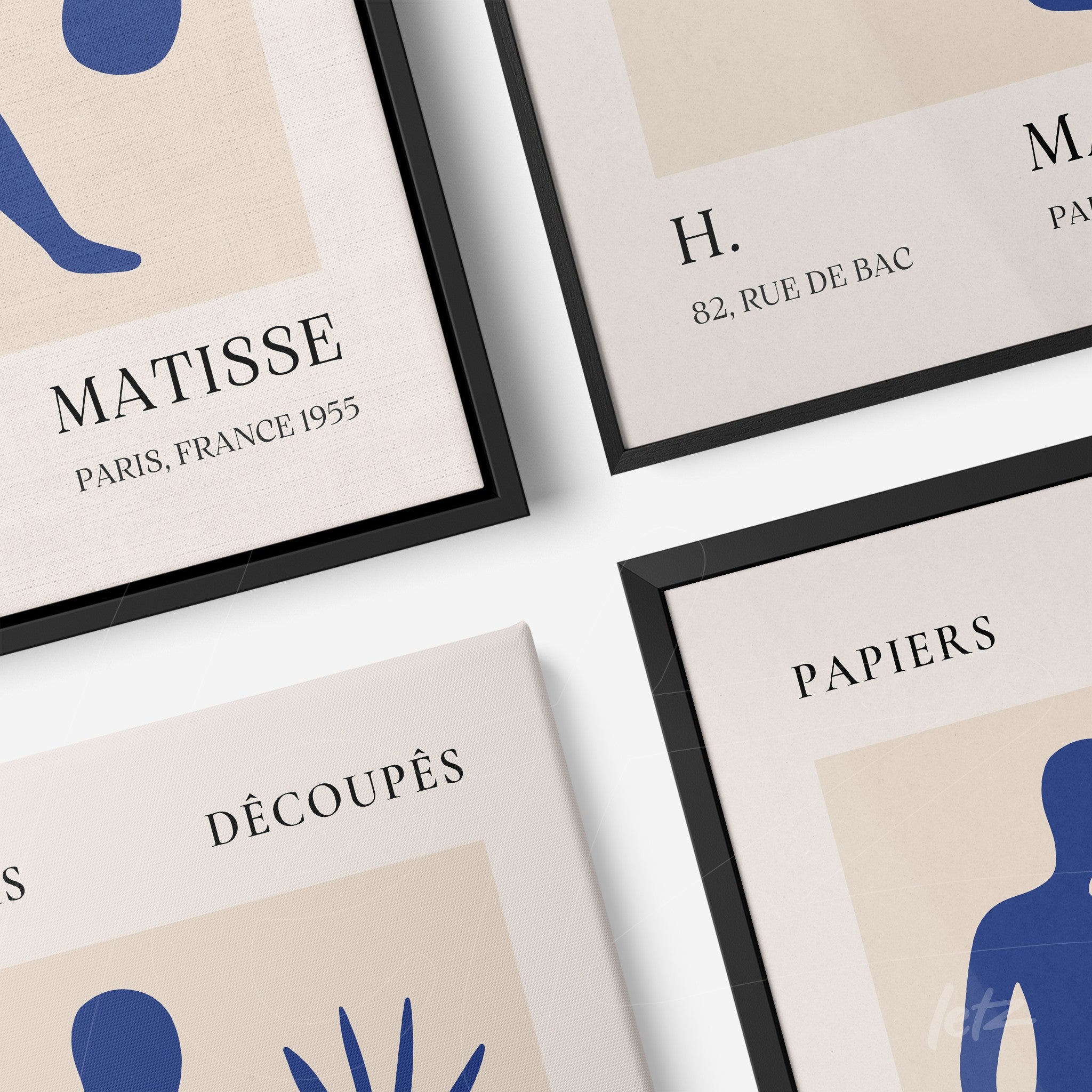 composição de quadros com ilustrações contemporâneas de formas abstratas em tons de azul, exibidos em molduras preta e natural com elementos tipográficos