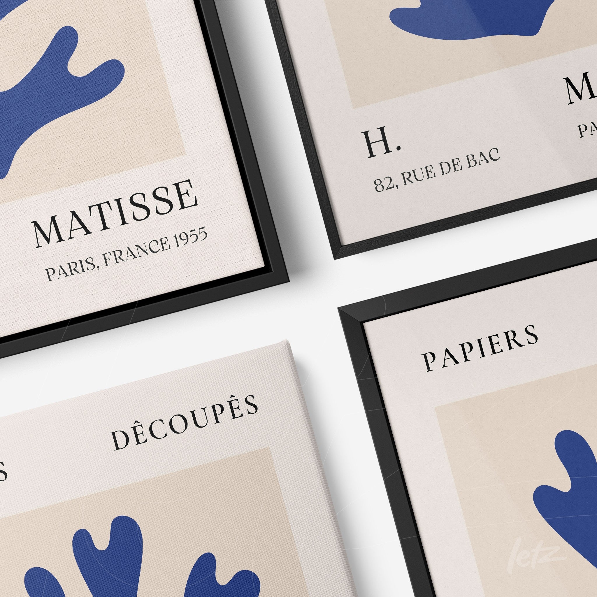 composição de quadros com arte moderna de fundo claro, elementos em azul e textos tipográficos em estilo vintage, molduras pretas