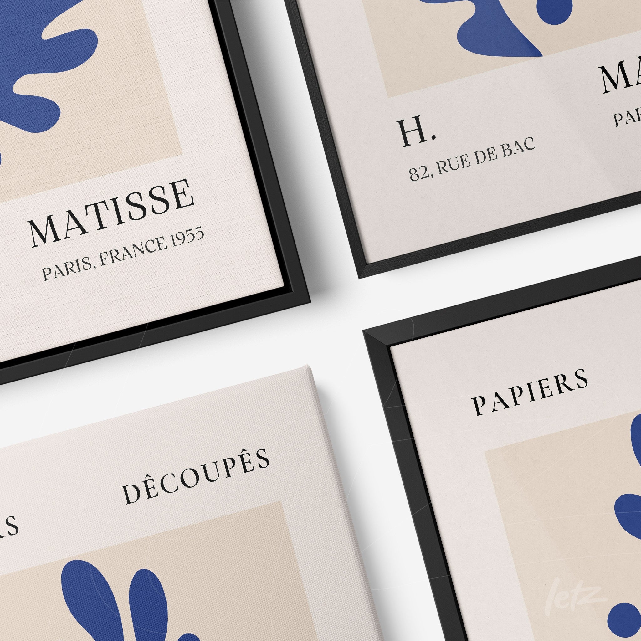 composição de quadros decorativos em moldura preta e moldura fina de madeira, com arte abstrata inspirada em Matisse em fundo claro