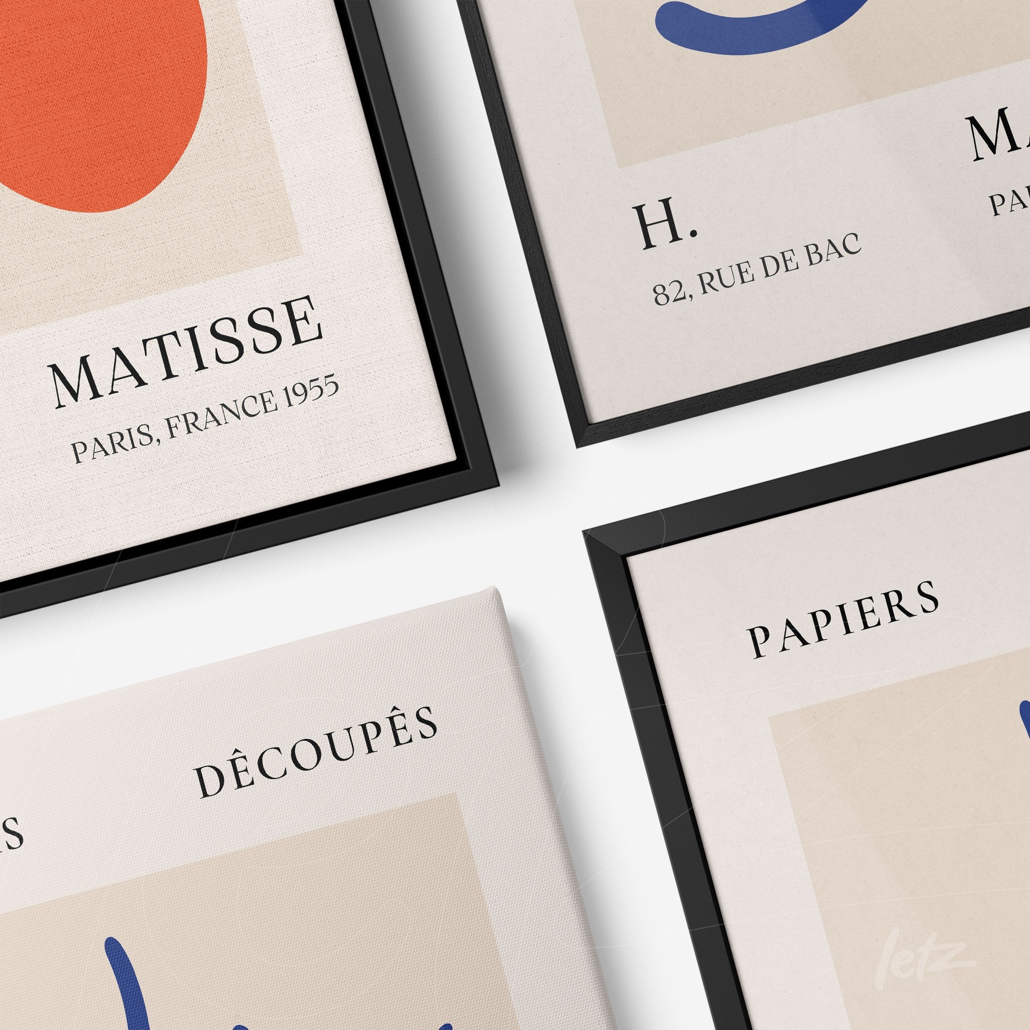 composição de quadros com arte contemporânea em moldura preta, featuring letras estilizadas e formas geométricas em fundo claro