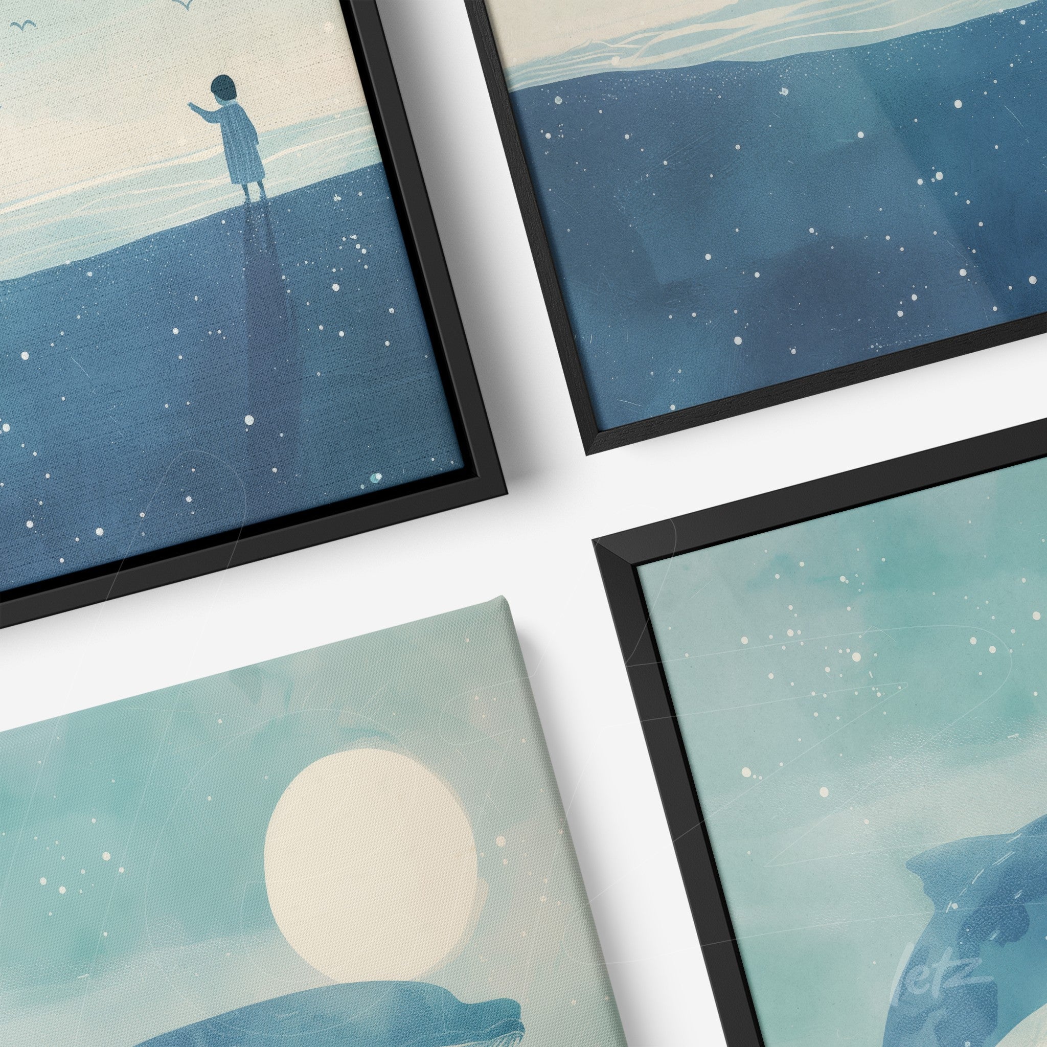 composição com quadros emoldurados em preto, apresentando ilustrações em tons de azul de uma figura solitária à beira do mar e uma lua cheia em um fundo estrelado