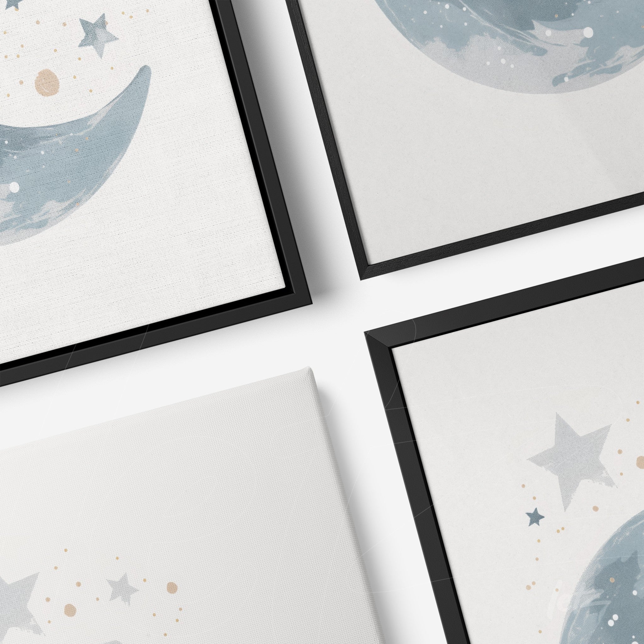 composição de quadros com ilustrações do céu noturno, incluindo lua em tons de azul e estrelas em fundo claro, molduras pretas finas
