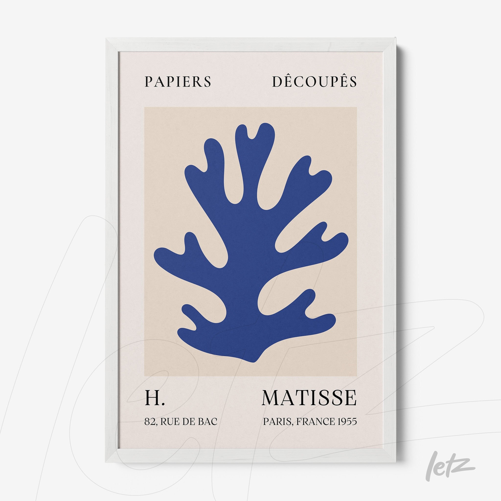 quadro decorativo com arte moderna de um coral azul em fundo bege, moldura branca