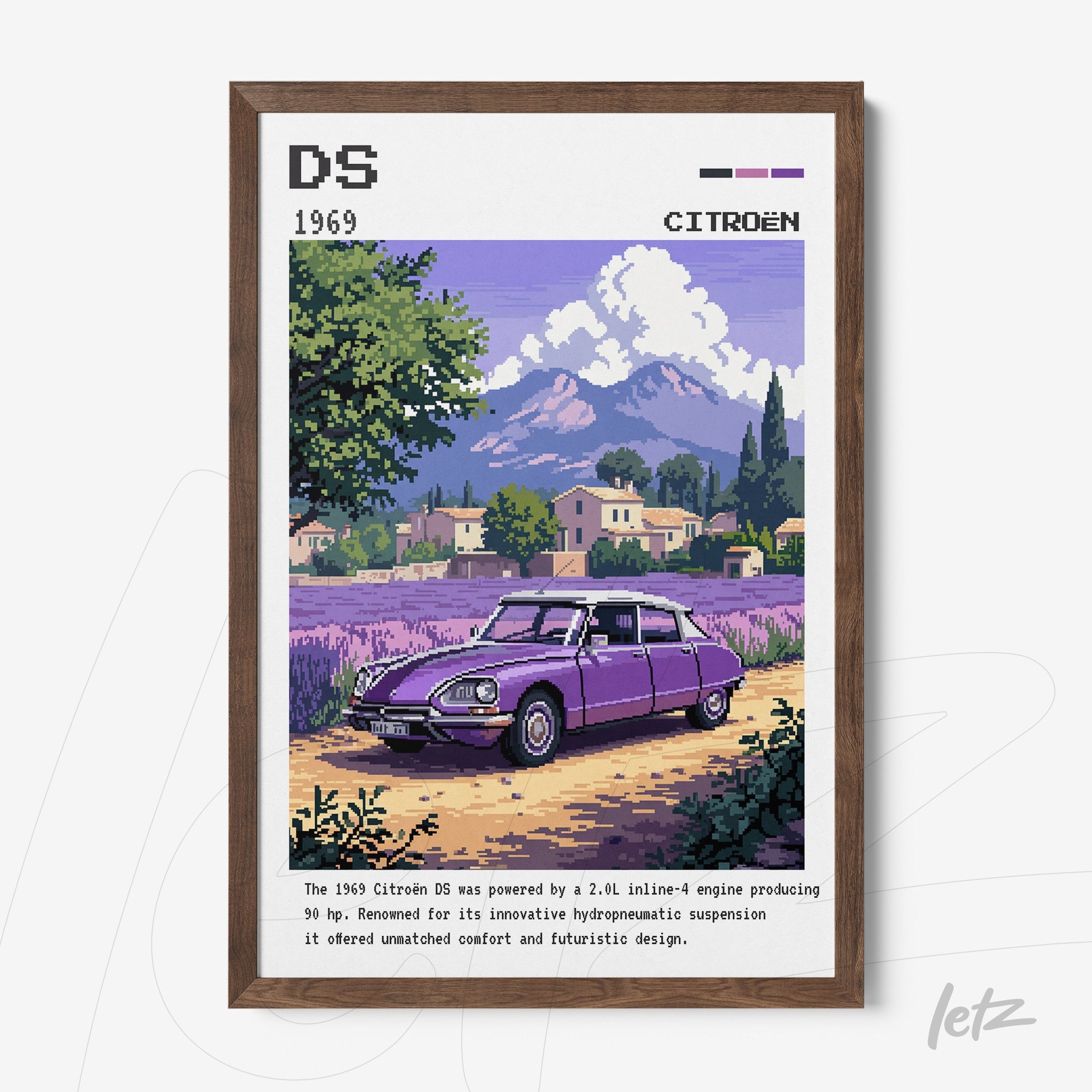 quadro em moldura de madeira com arte digital de um Citroën DS roxo em um cenário campestre, cercado por lavandas e montanhas ao fundo