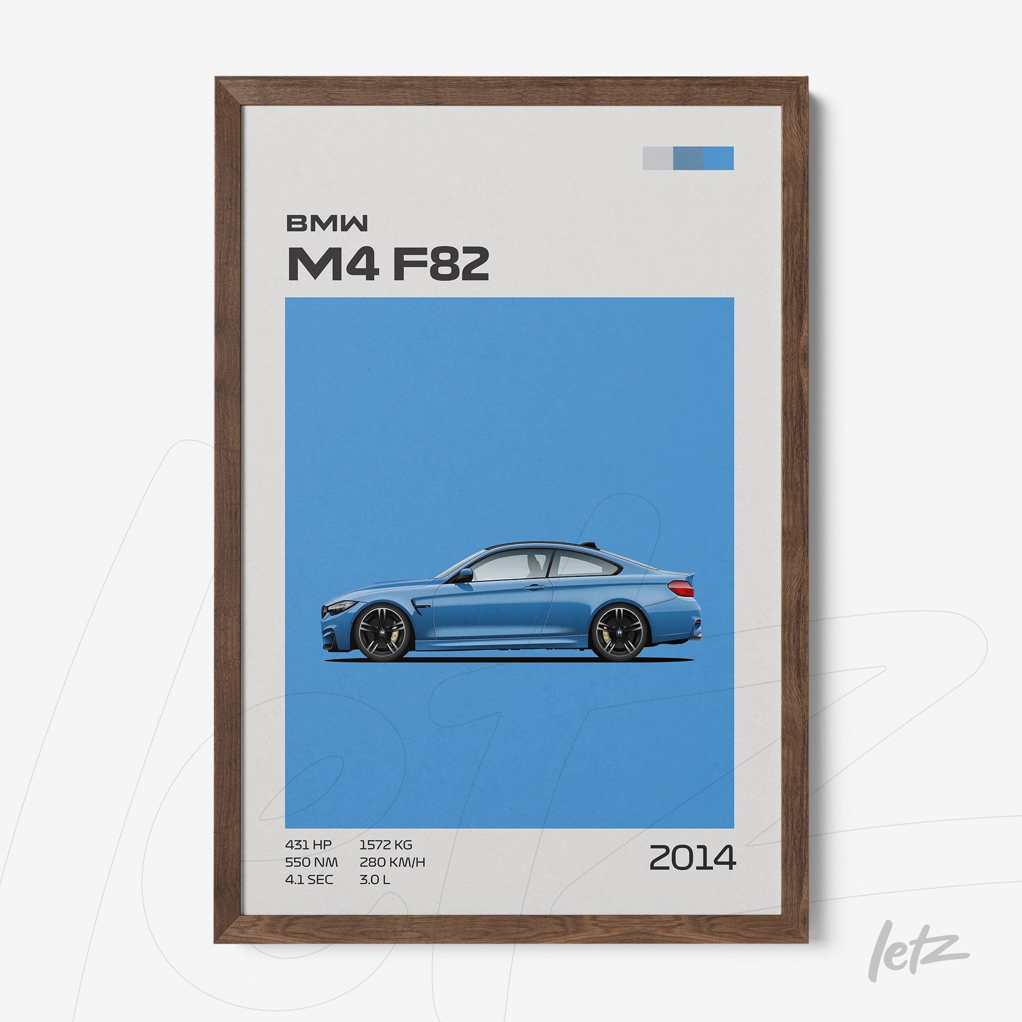 quadro com arte minimalista do carro BMW M4 F82 em fundo azul, destacando suas especificações técnicas e moldura de madeira clara