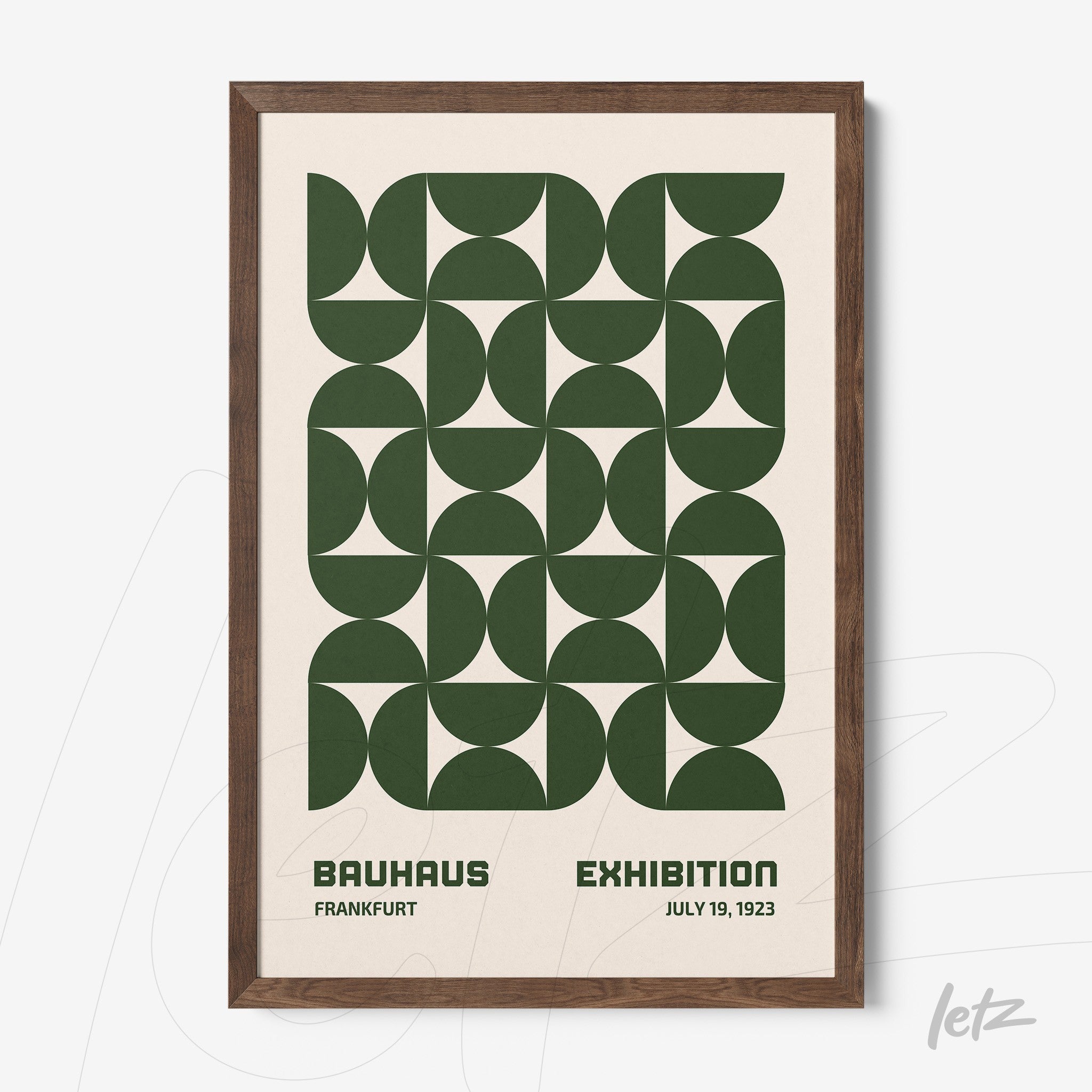 poster impresso estilo bauhaus com formas geométricas verdes emoldurado em madeira escura