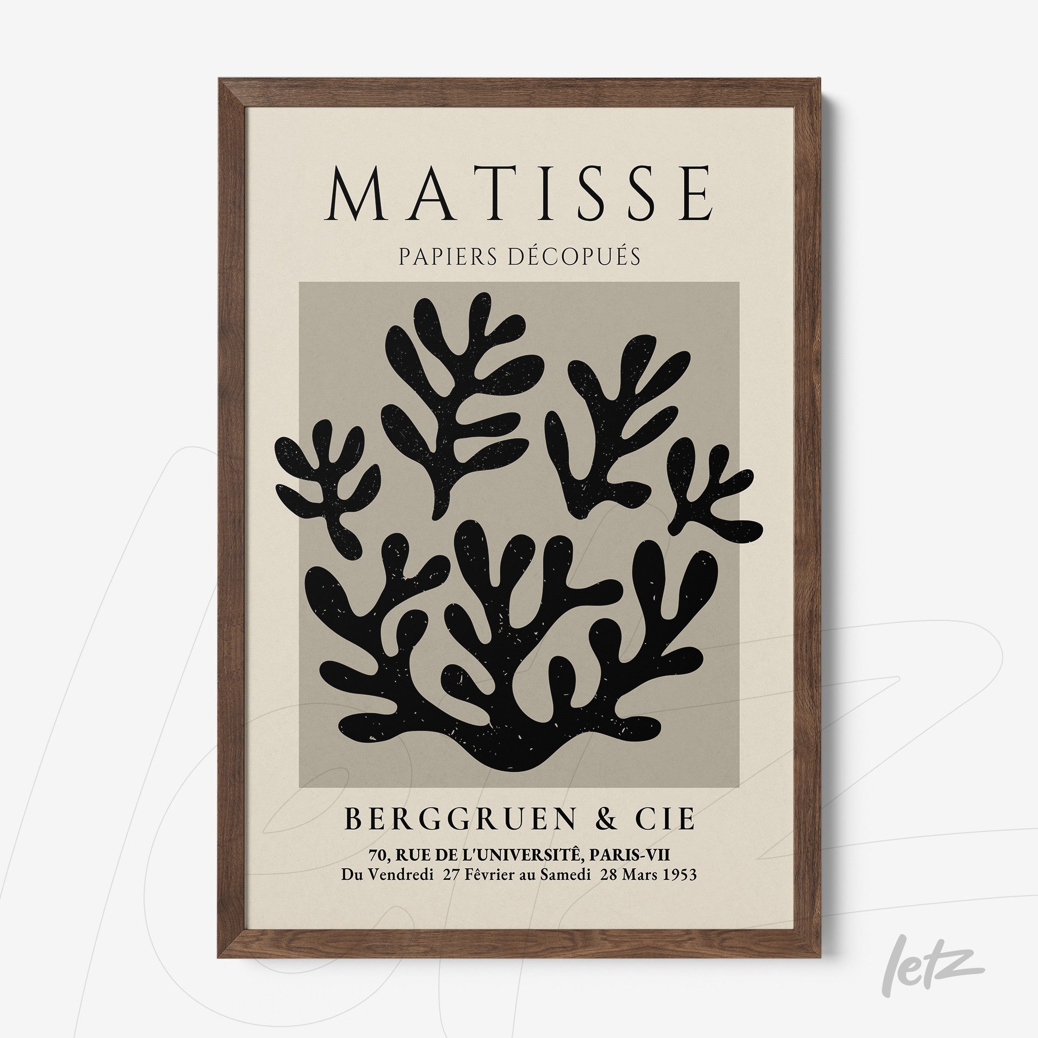 quadro com arte de recortes de papel em estilo moderno, moldura de madeira escura e fundo cinza claro