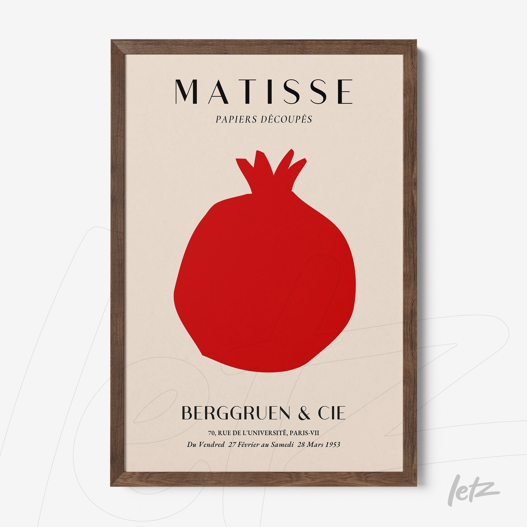 quadro com arte minimalista de romã em fundo claro com moldura de madeira escura