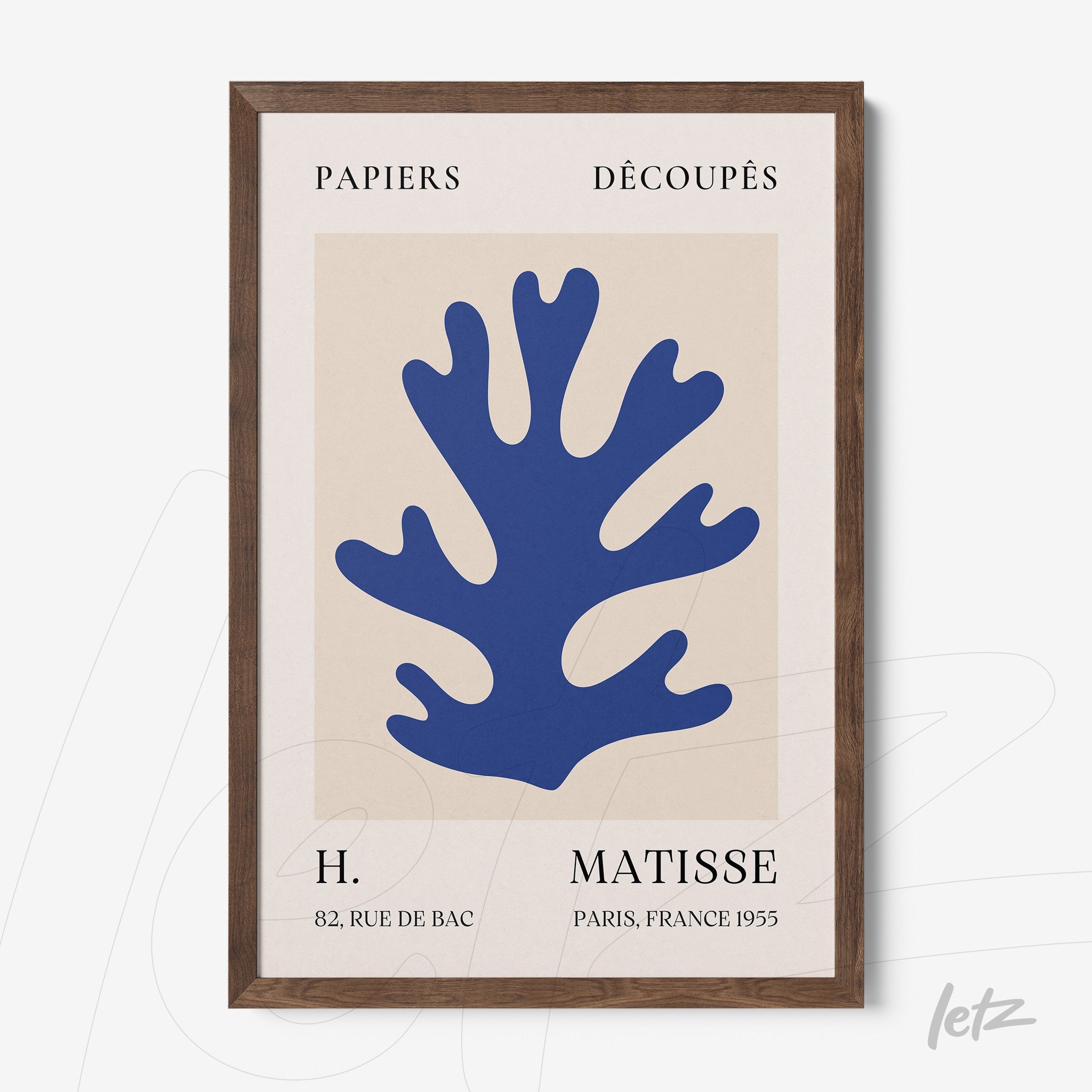 quadro com arte em estilo contemporâneo apresentando um desenho de coral azul sobre fundo claro, moldura de madeira escura