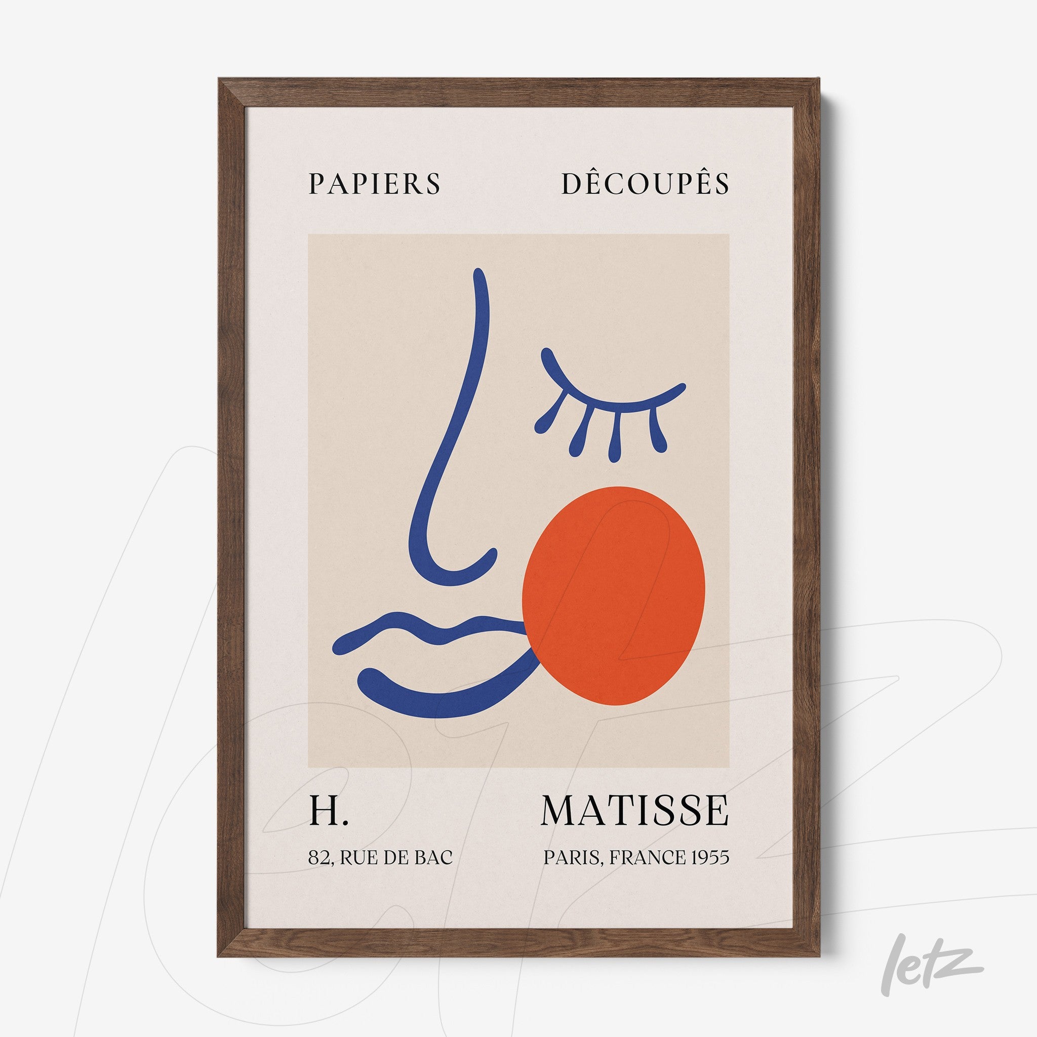 quadro emoldurado com arte abstrata de rosto estilizado em tons de azul, laranja e vermelho sobre fundo neutro