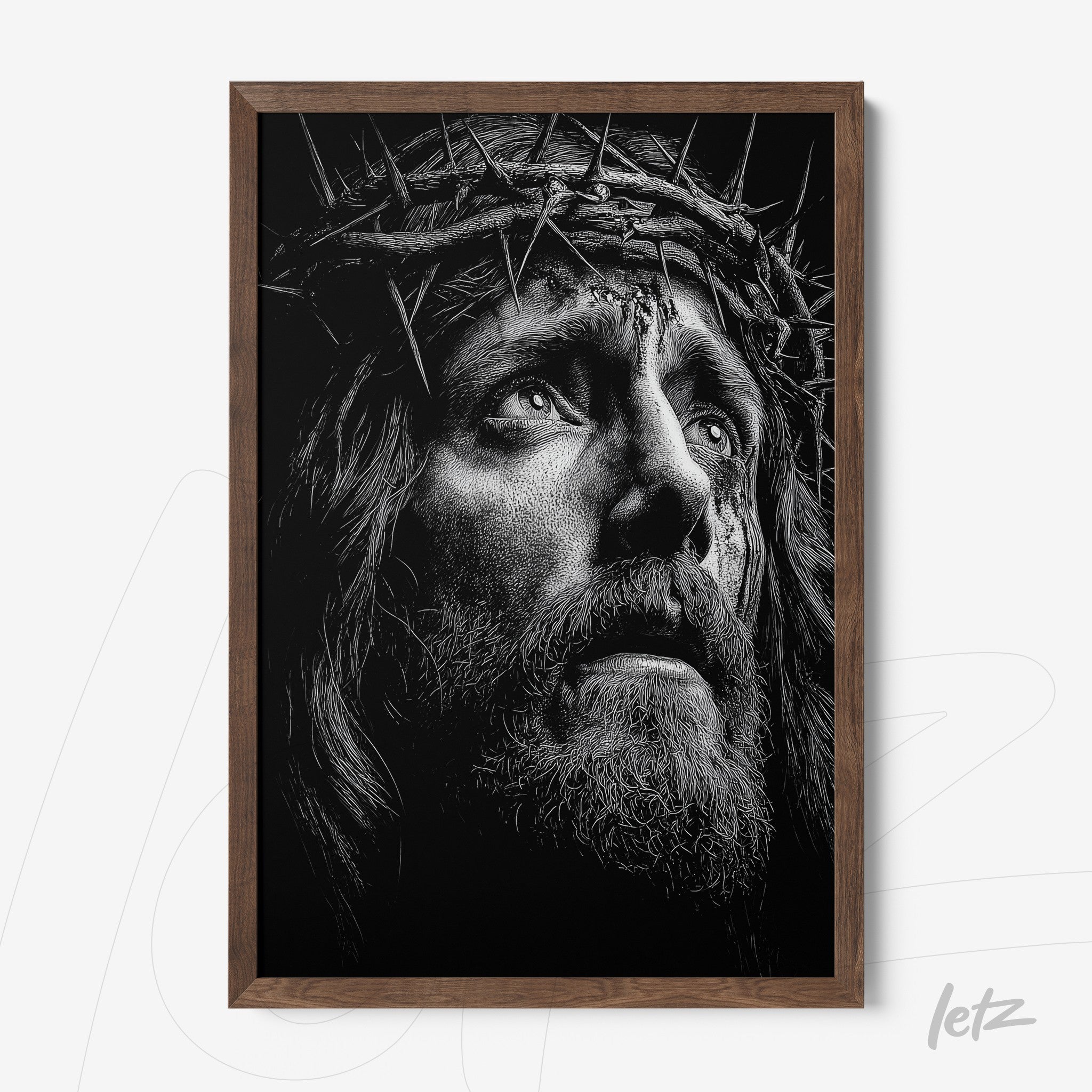 quadro com retrato em preto e branco de figura com coroa de espinhos em moldura de madeira escura