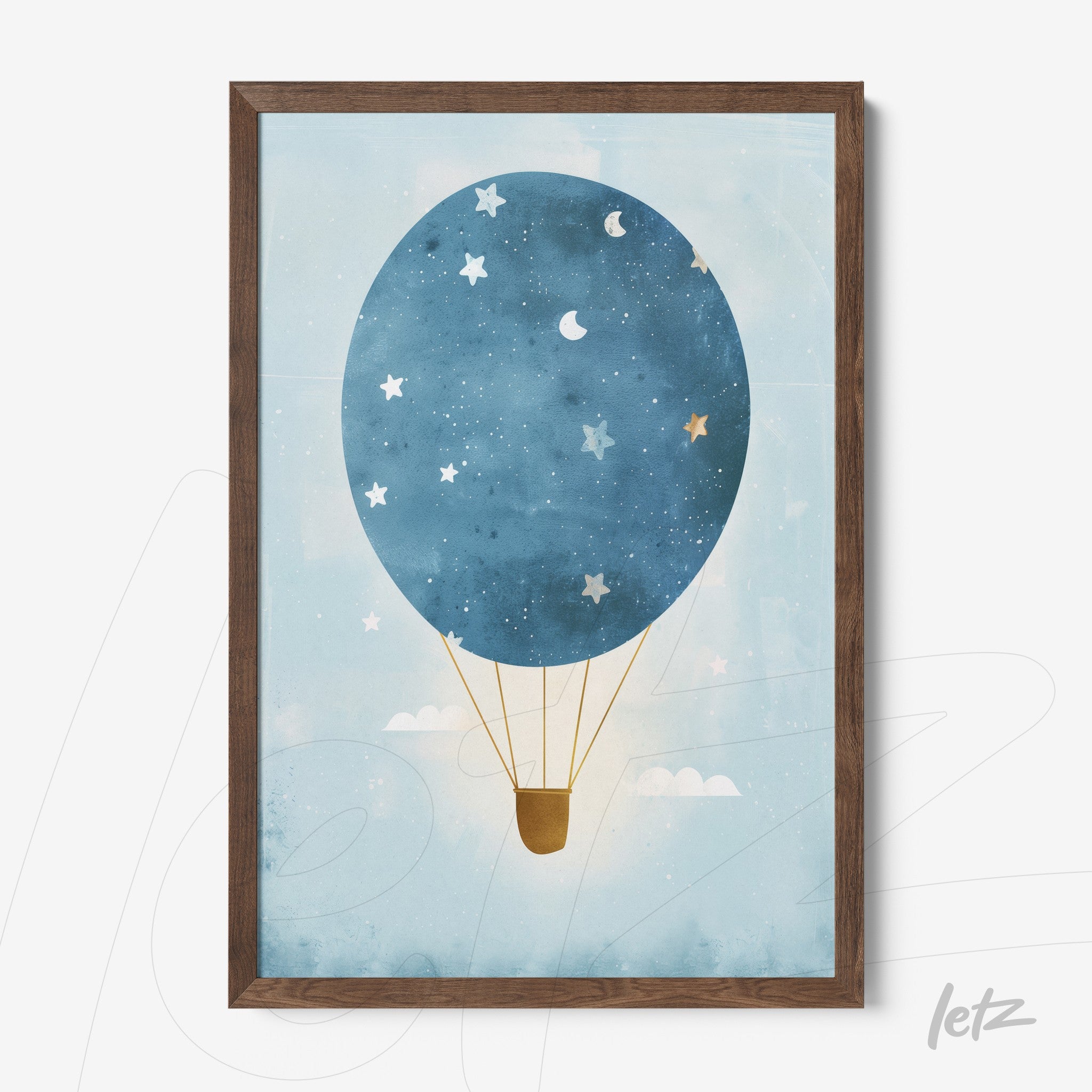 quadro com ilustração de balão de ar quente azul com estrelas e lua em fundo azul claro, moldura de madeira escura