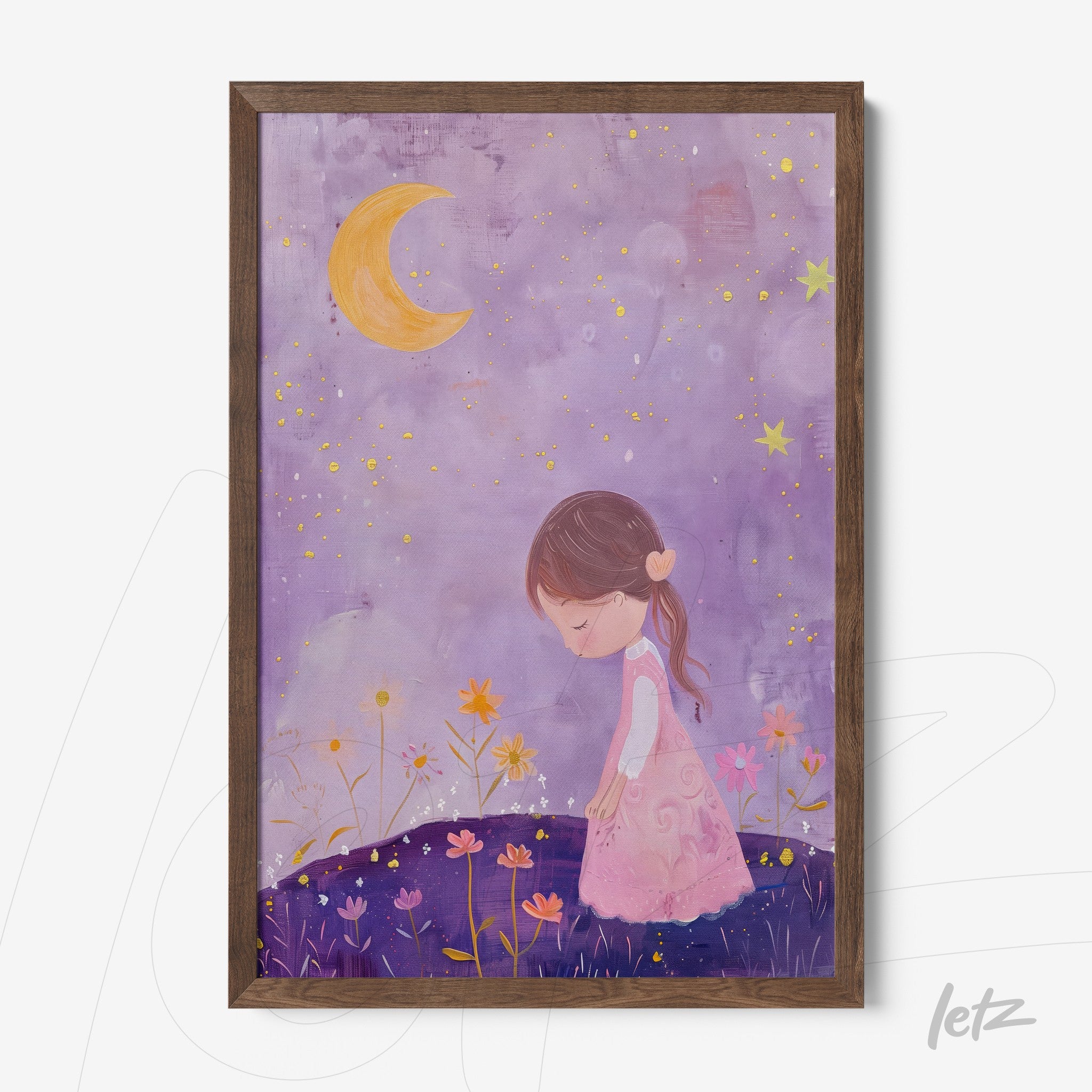 quadro com ilustração de menina em vestido rosa sobre fundo roxo, com flores coloridas e lua crescente amarela, moldura de madeira escura