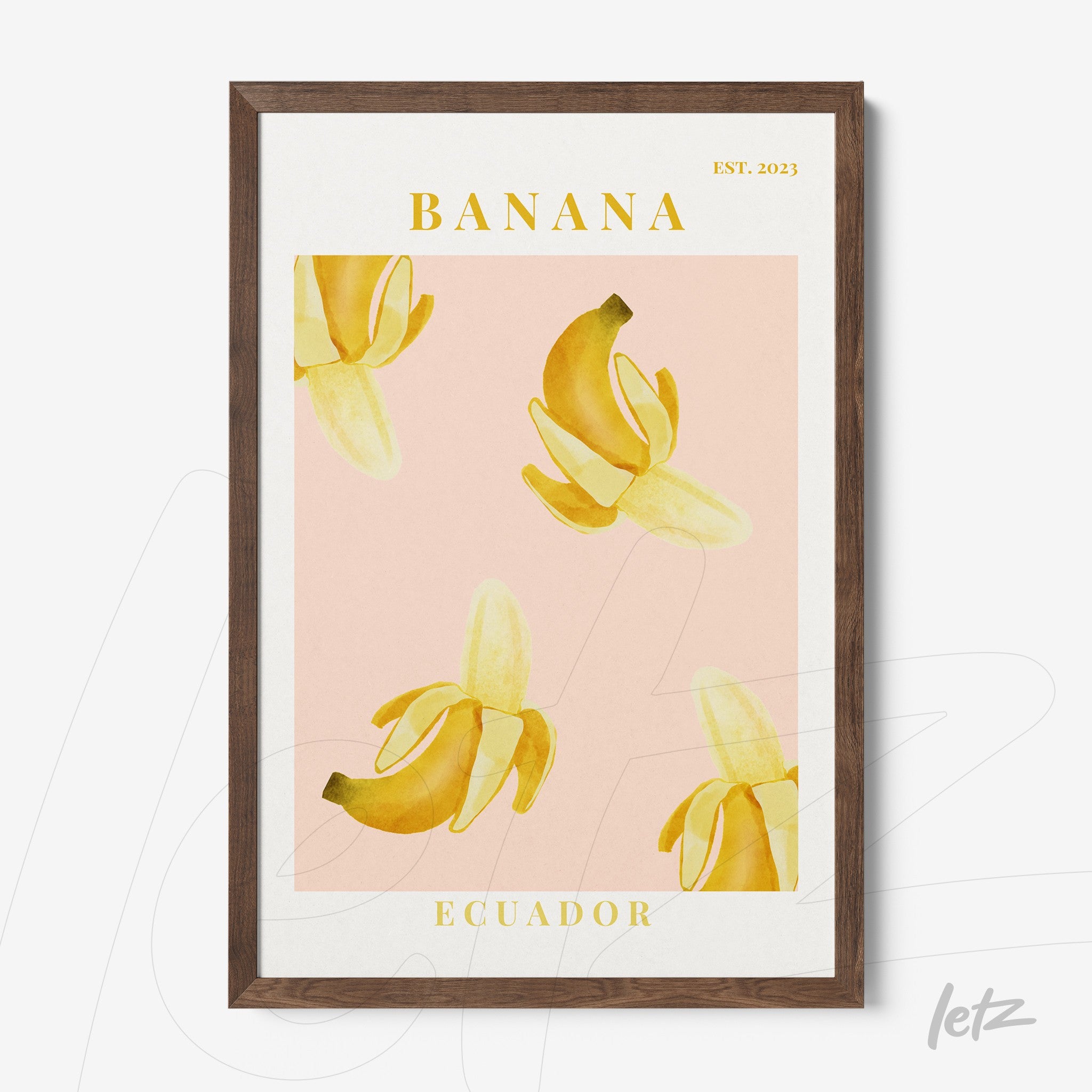 quadro com arte moderna de bananas em fundo rosa, moldura marrom escuro