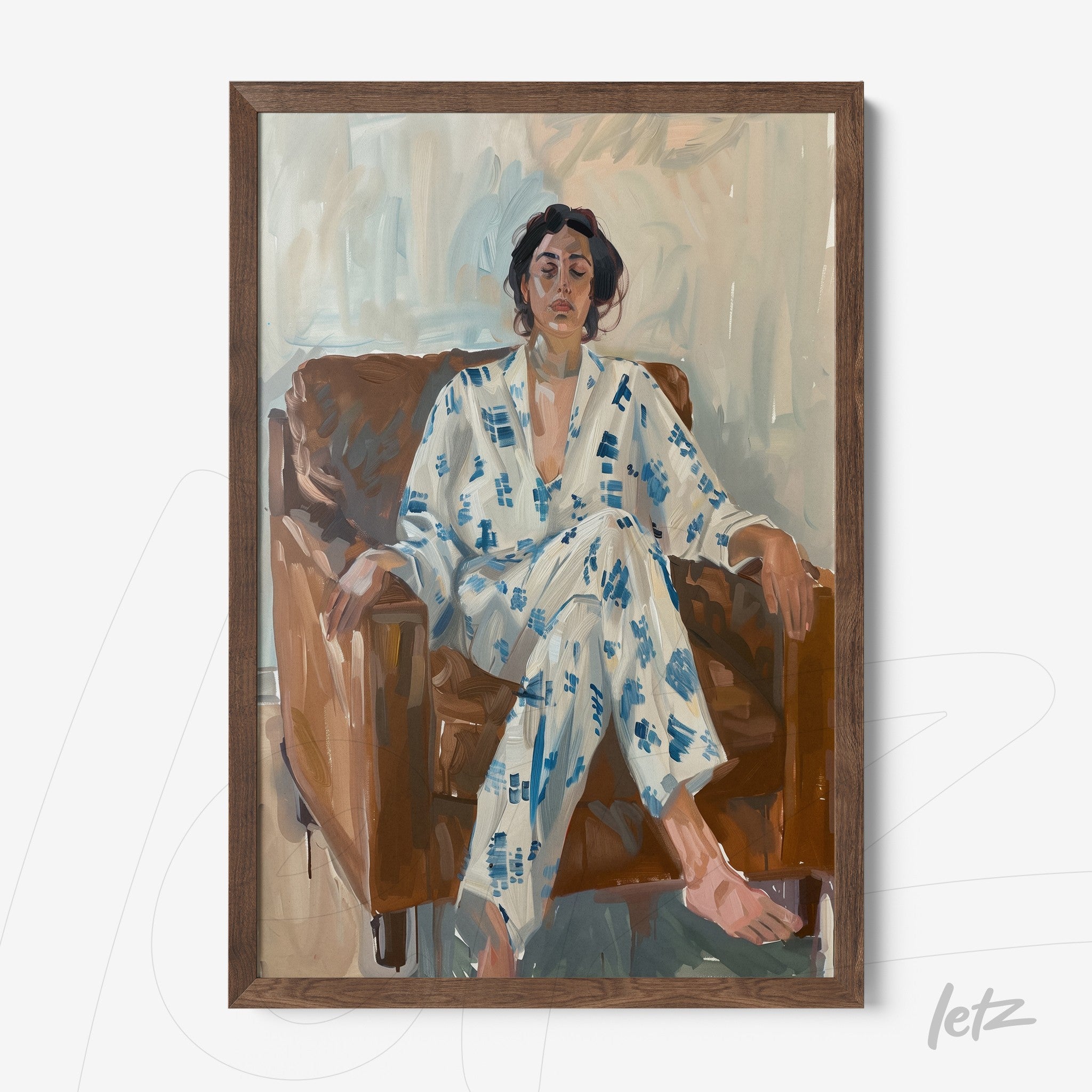 quadro com arte impressionista de mulher sentada em sofá marrom, vestindo pijama com padrões azuis