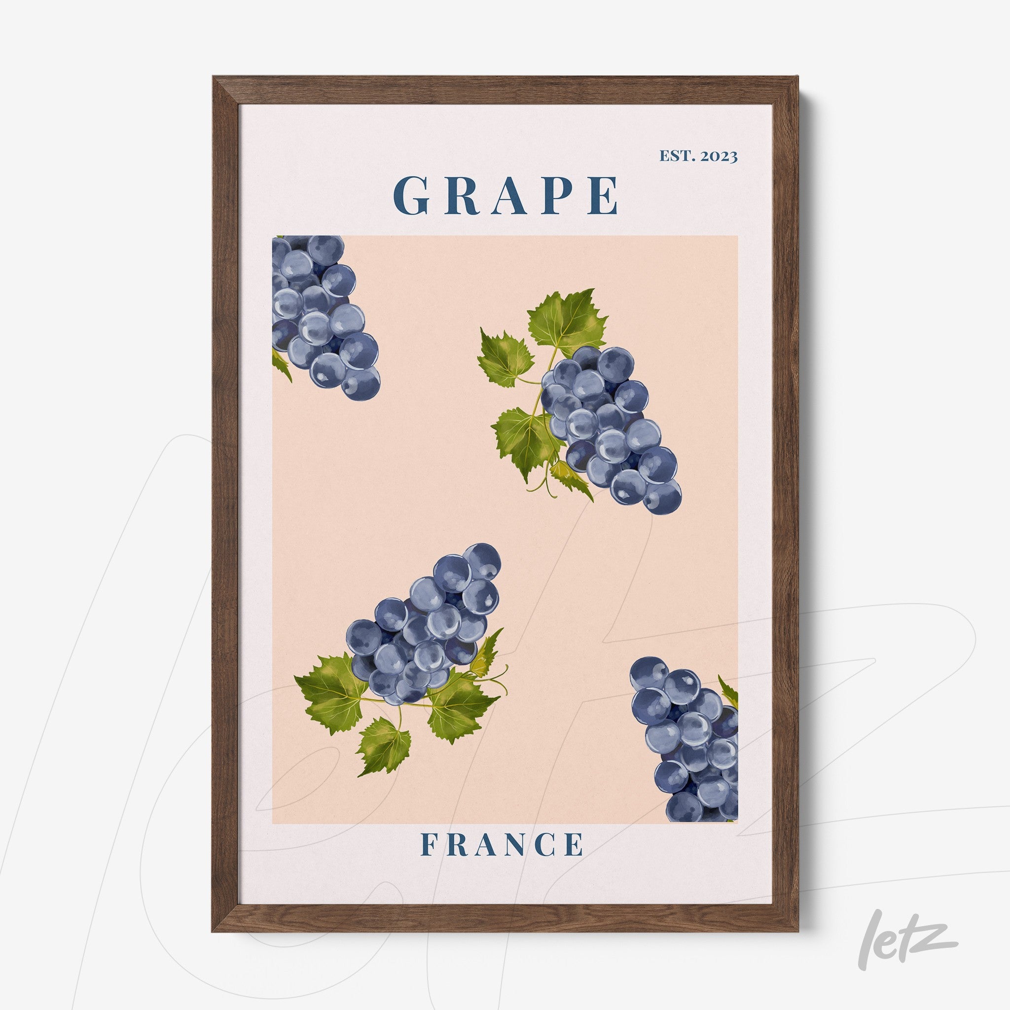 quadro com ilustrações de uvas em tons de azul sobre fundo rosa com moldura de madeira escura
