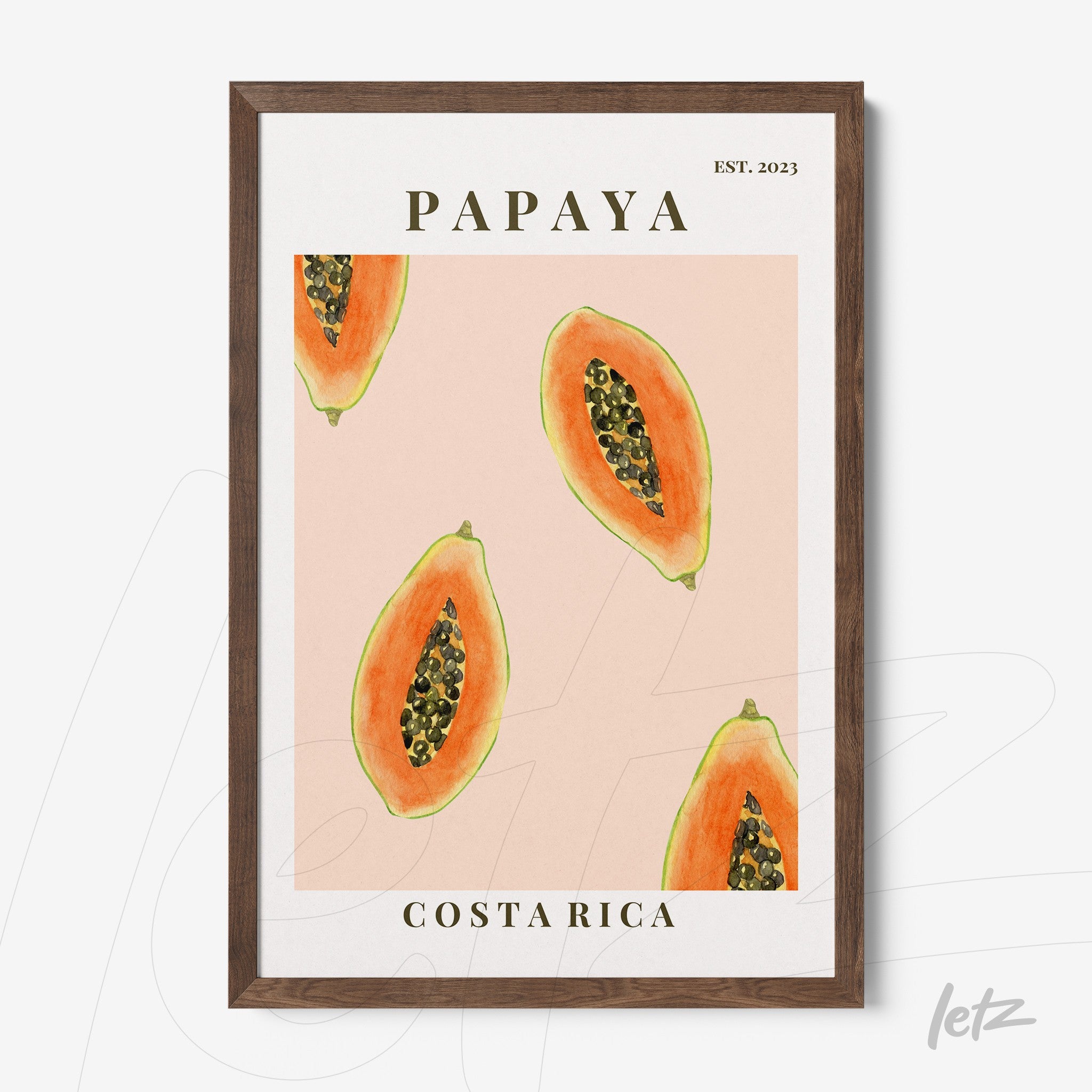 quadro com ilustrações de papaia em fundo rosa, moldura de madeira escura e texto em destaque