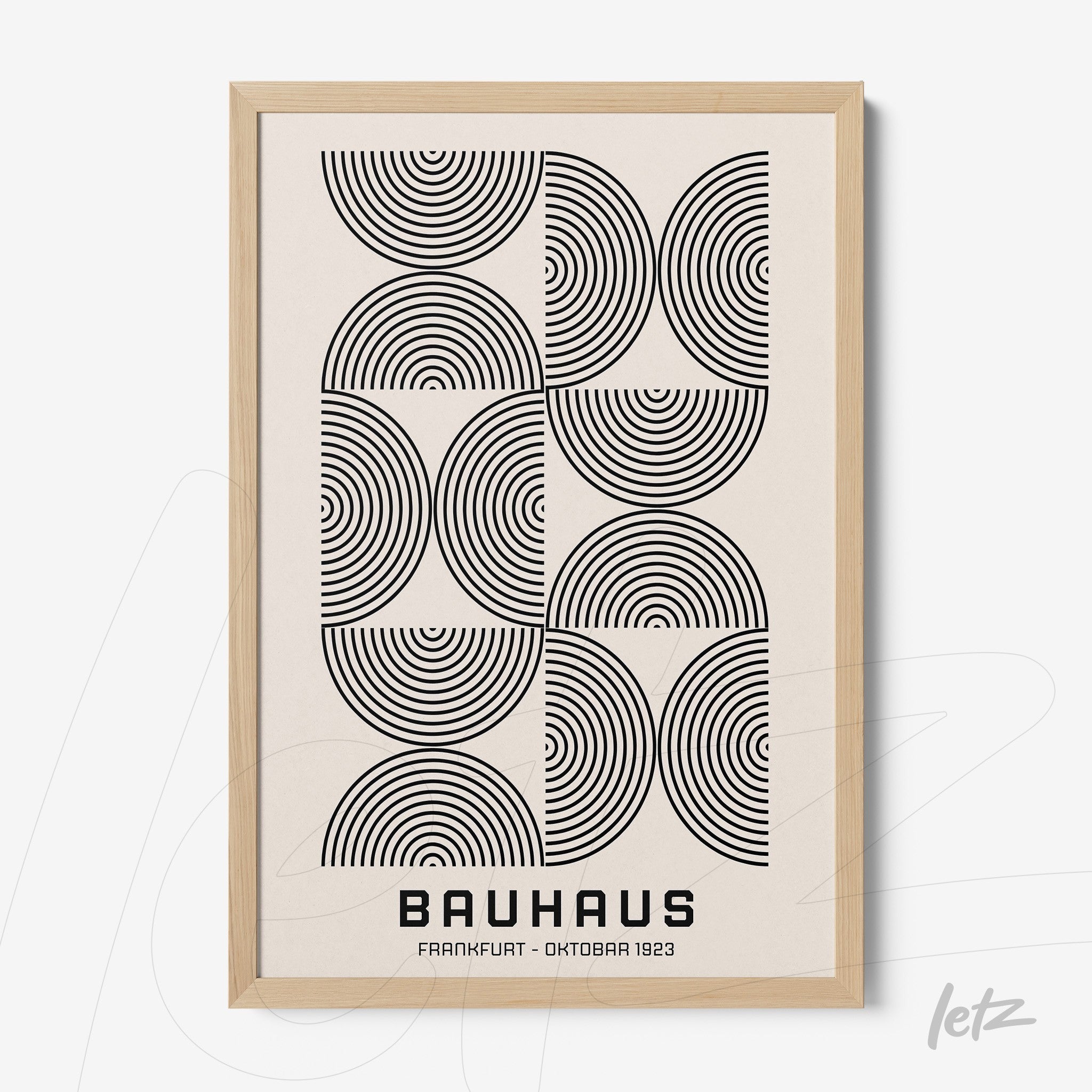 poster com design geométrico minimalista estilo bauhaus com círculos concêntricos em moldura de madeira clara