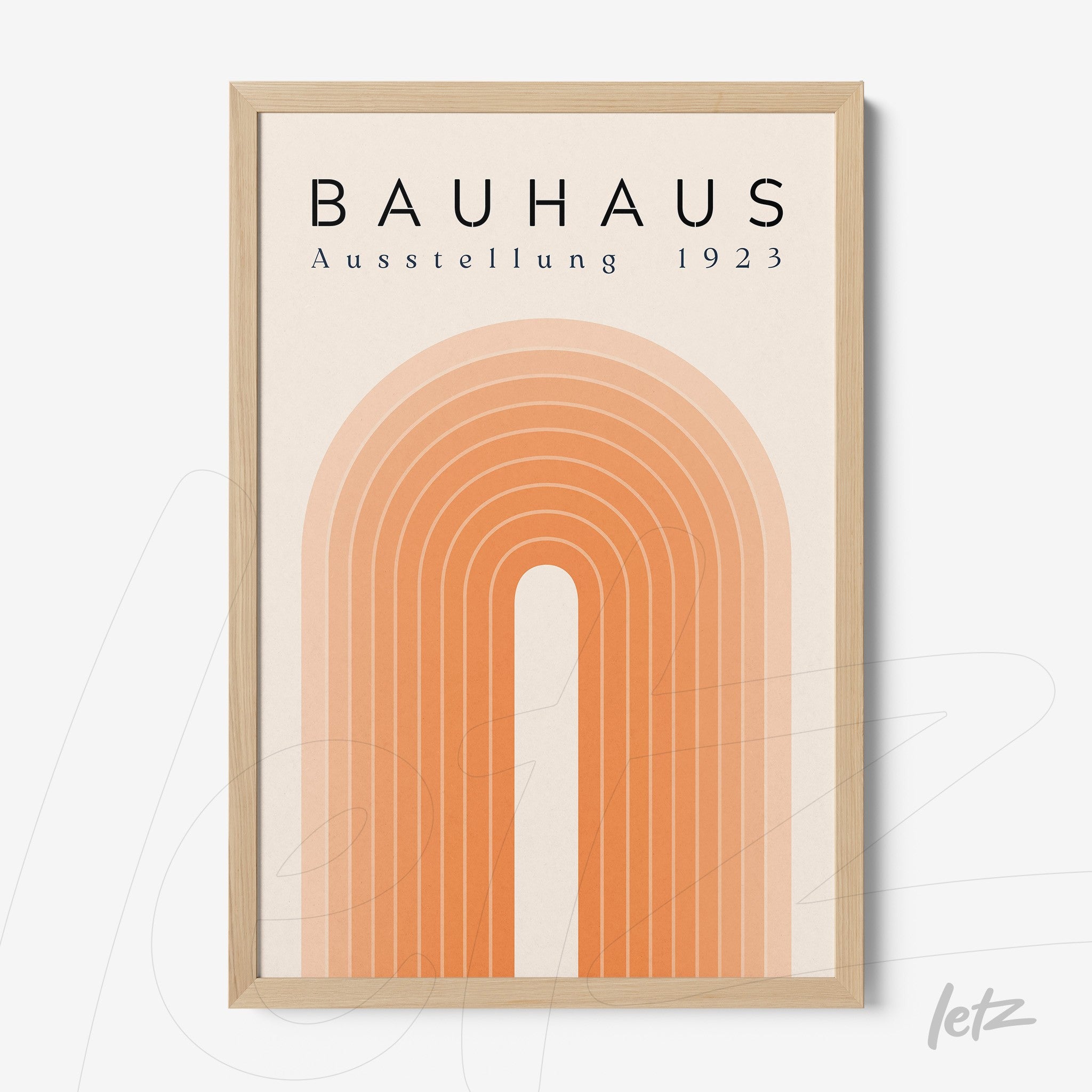 quadro com arte da escola Bauhaus com arcos concêntricos laranja em moldura de madeira clara