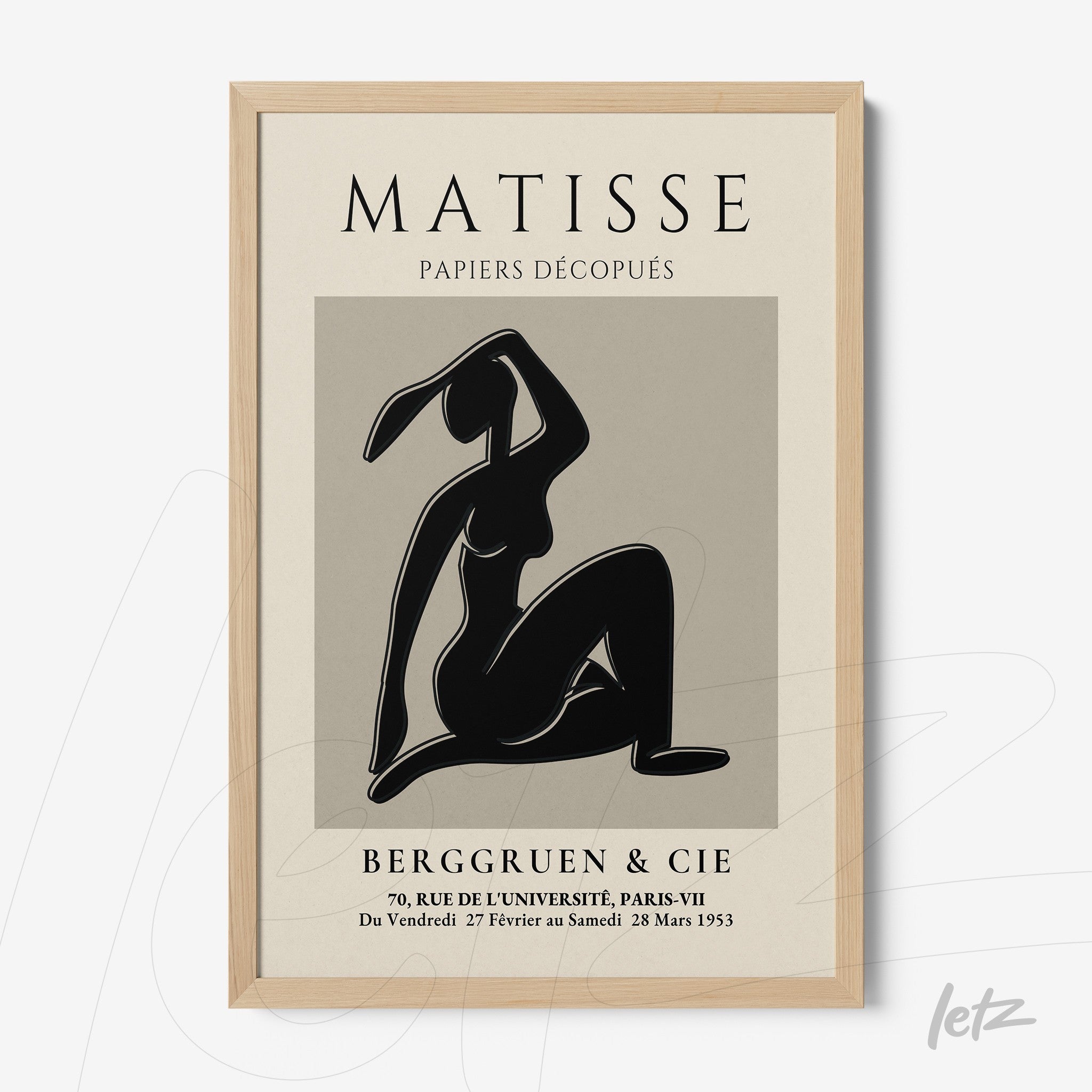 quadro com arte estilizada da figura feminina em preto sobre fundo cinza, moldura de madeira clara