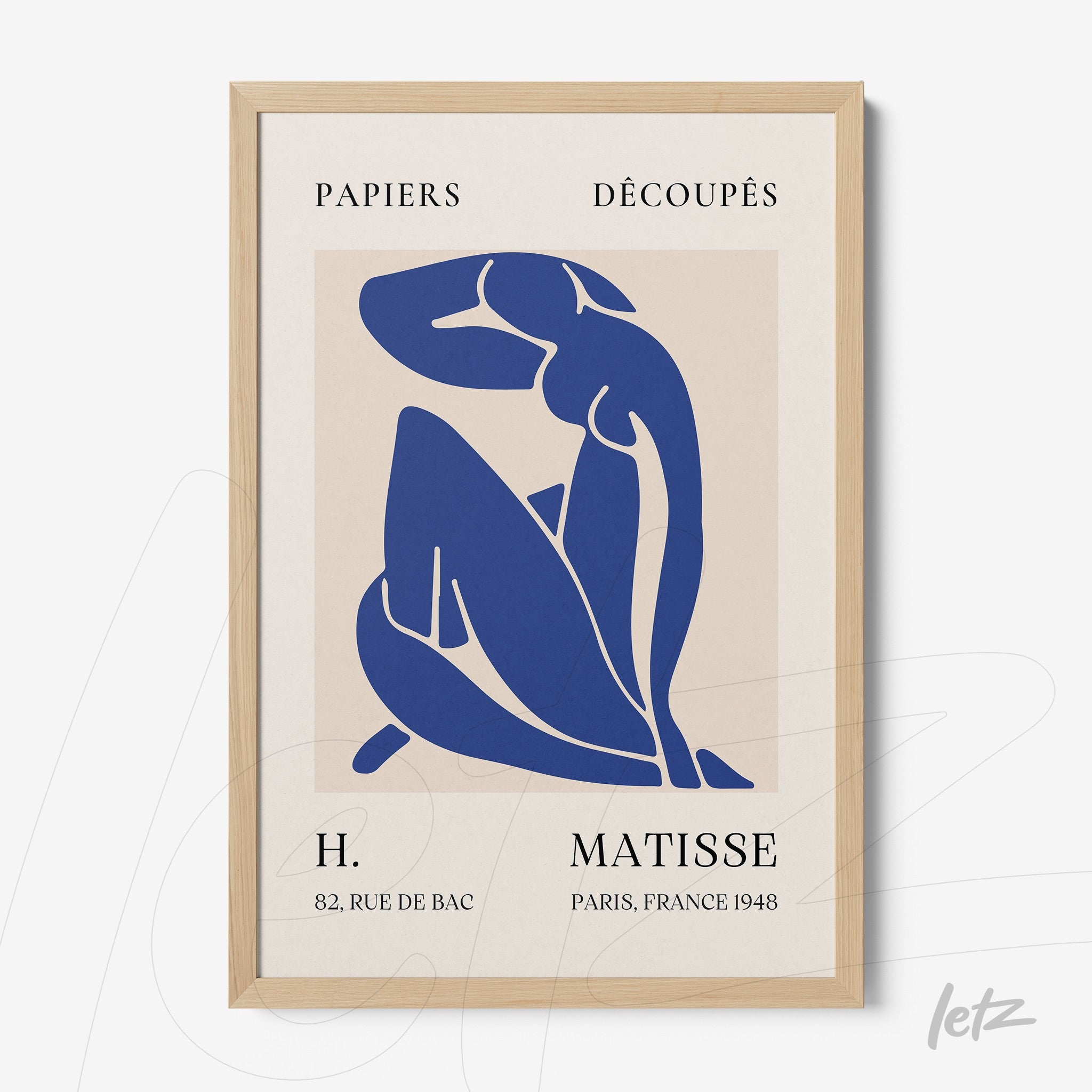 quadro decorativo com arte modernista em azul de figura feminina em posição sentada, com moldura de madeira clara