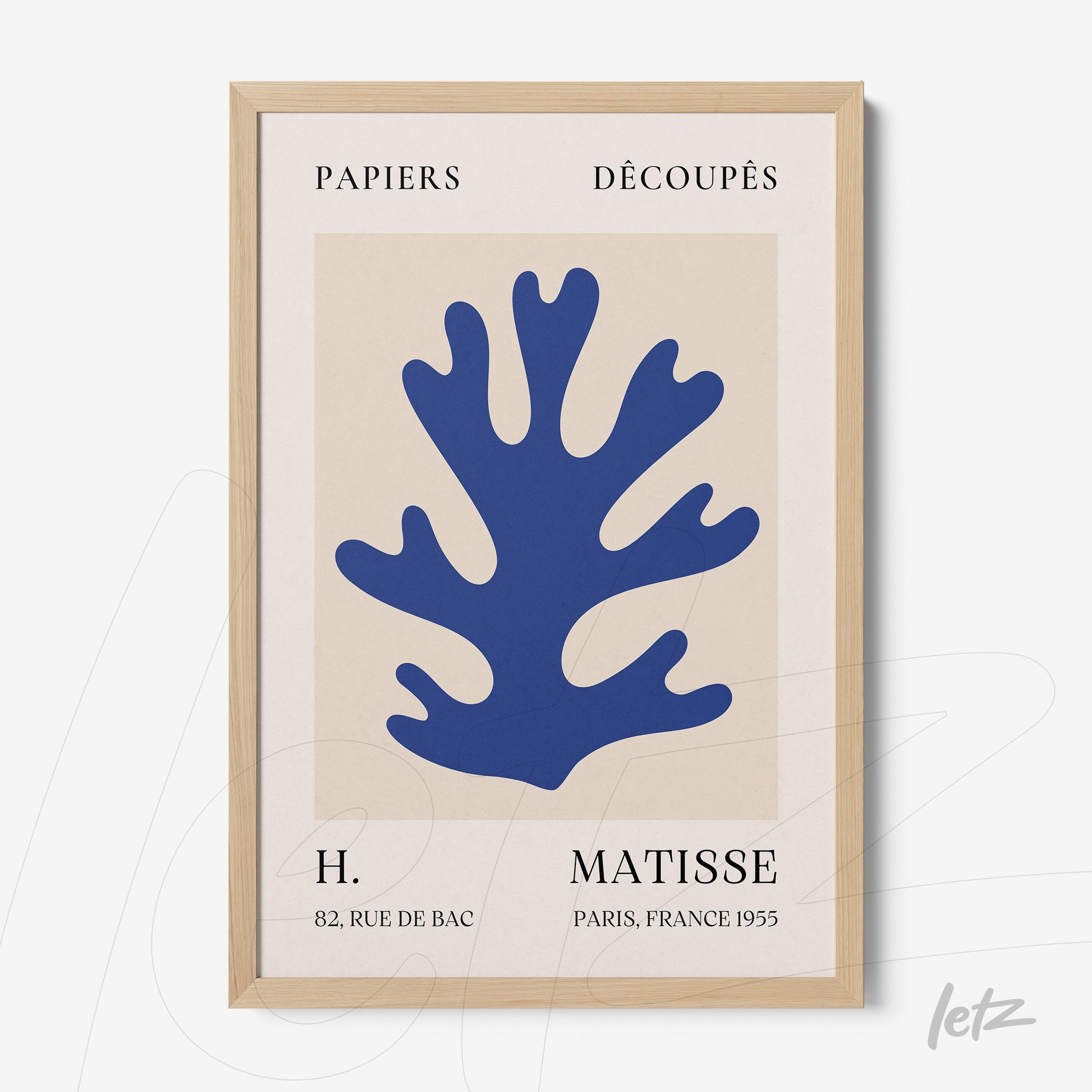 quadro em estilo moderno com recortes de papel representando um coral azul sobre fundo neutro em moldura madeira clara