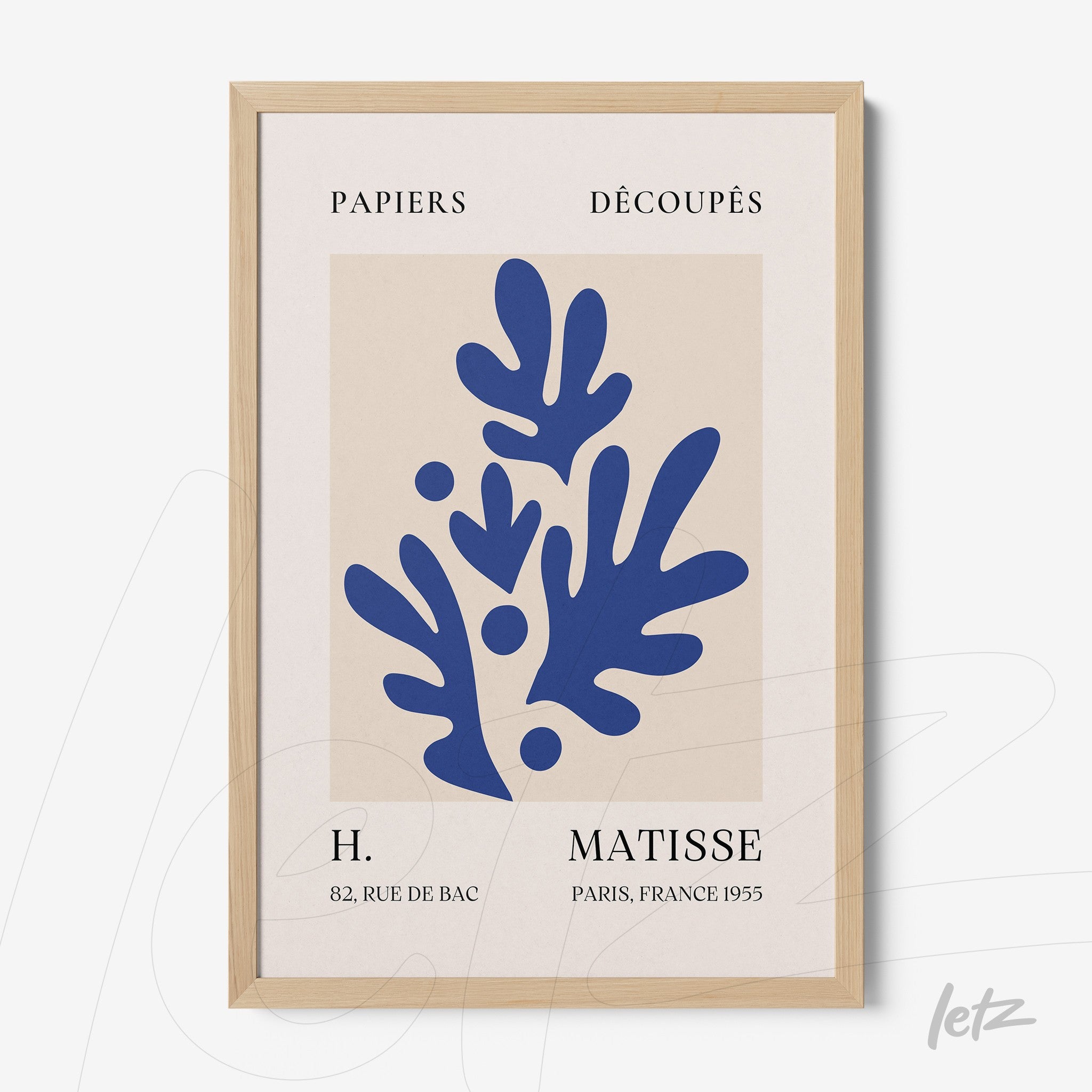 quadro com arte abstrata de folhas em azul sobre fundo claro, com moldura de madeira clara