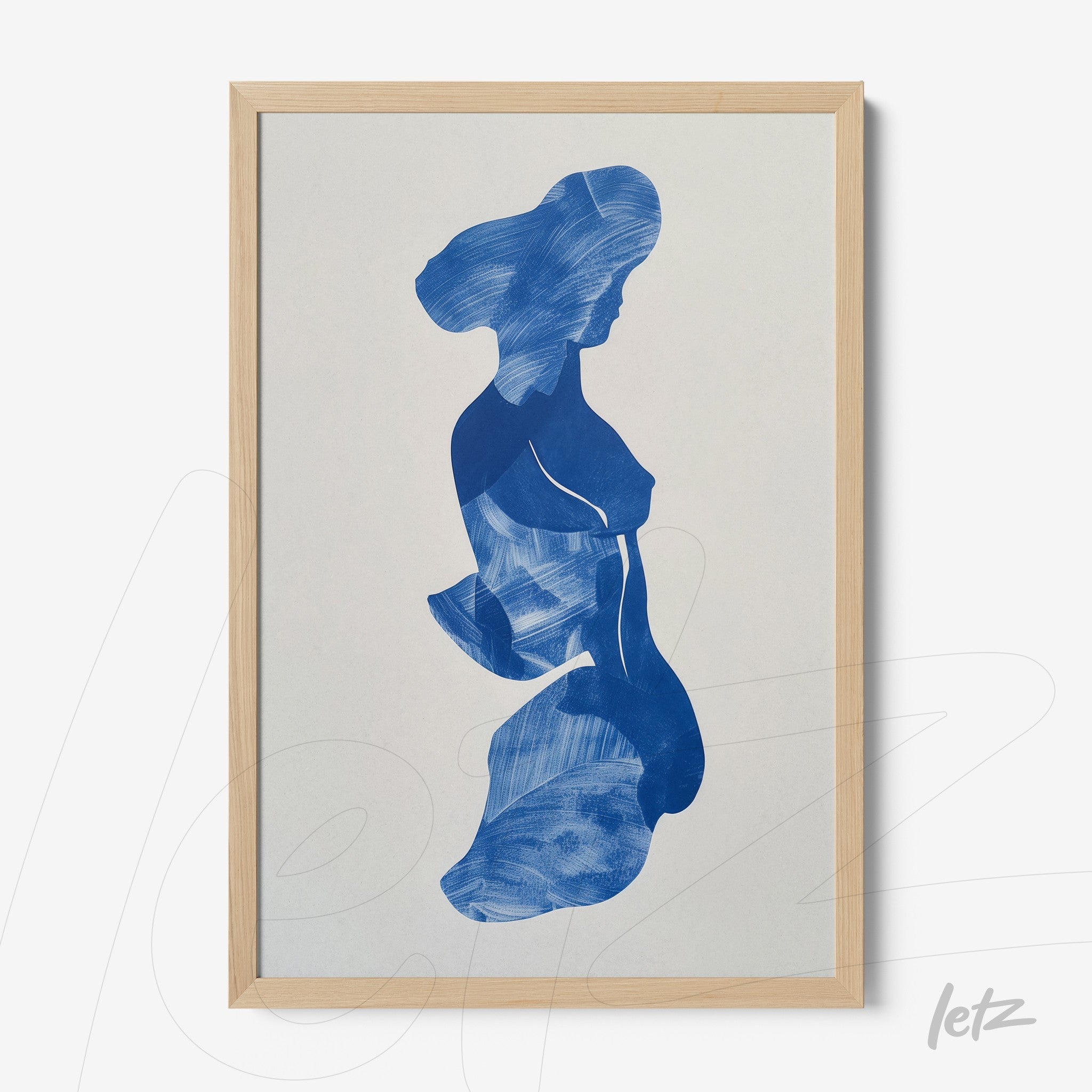 quadro com arte abstrata em tons de azul retratando a silhueta feminina em moldura clara de madeira