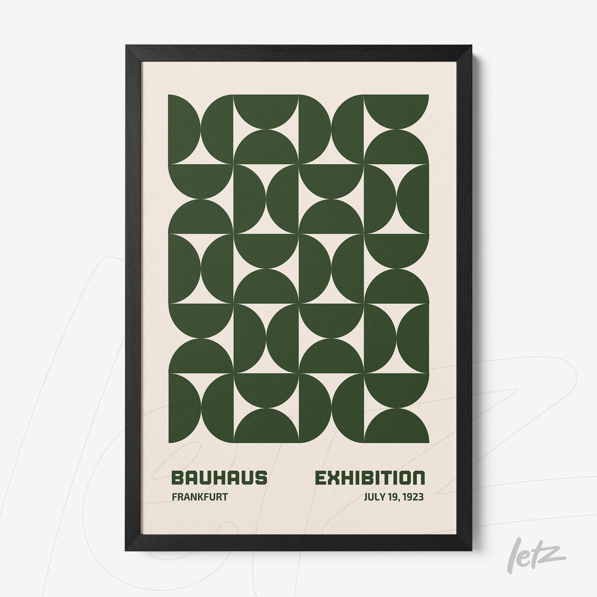 pôster com geometria abstrata em verde e texto sobre exposição bauhaus em moldura preta