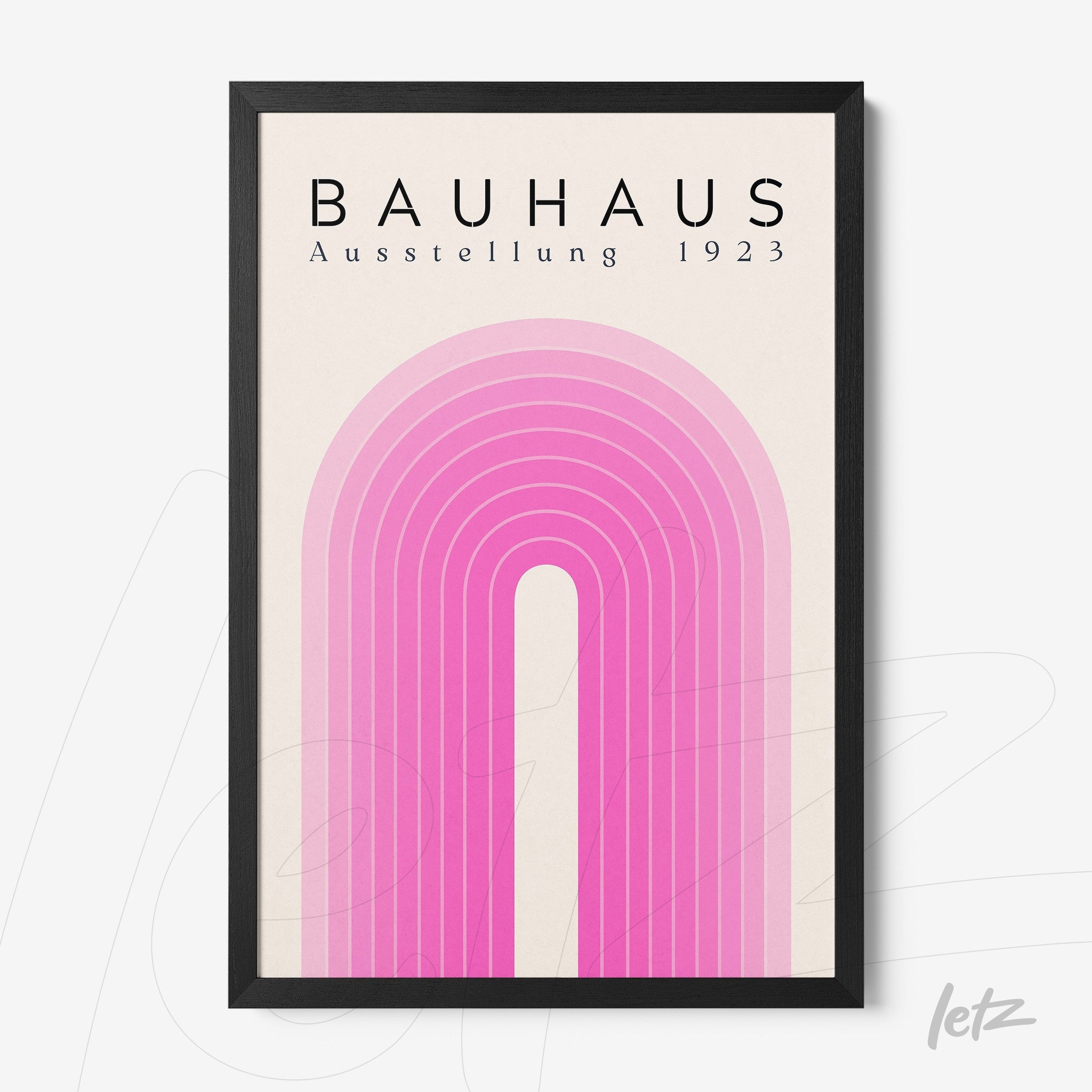 quadro com arte gráfica em estilo Bauhaus com arcos rosa sobre fundo bege em moldura preta