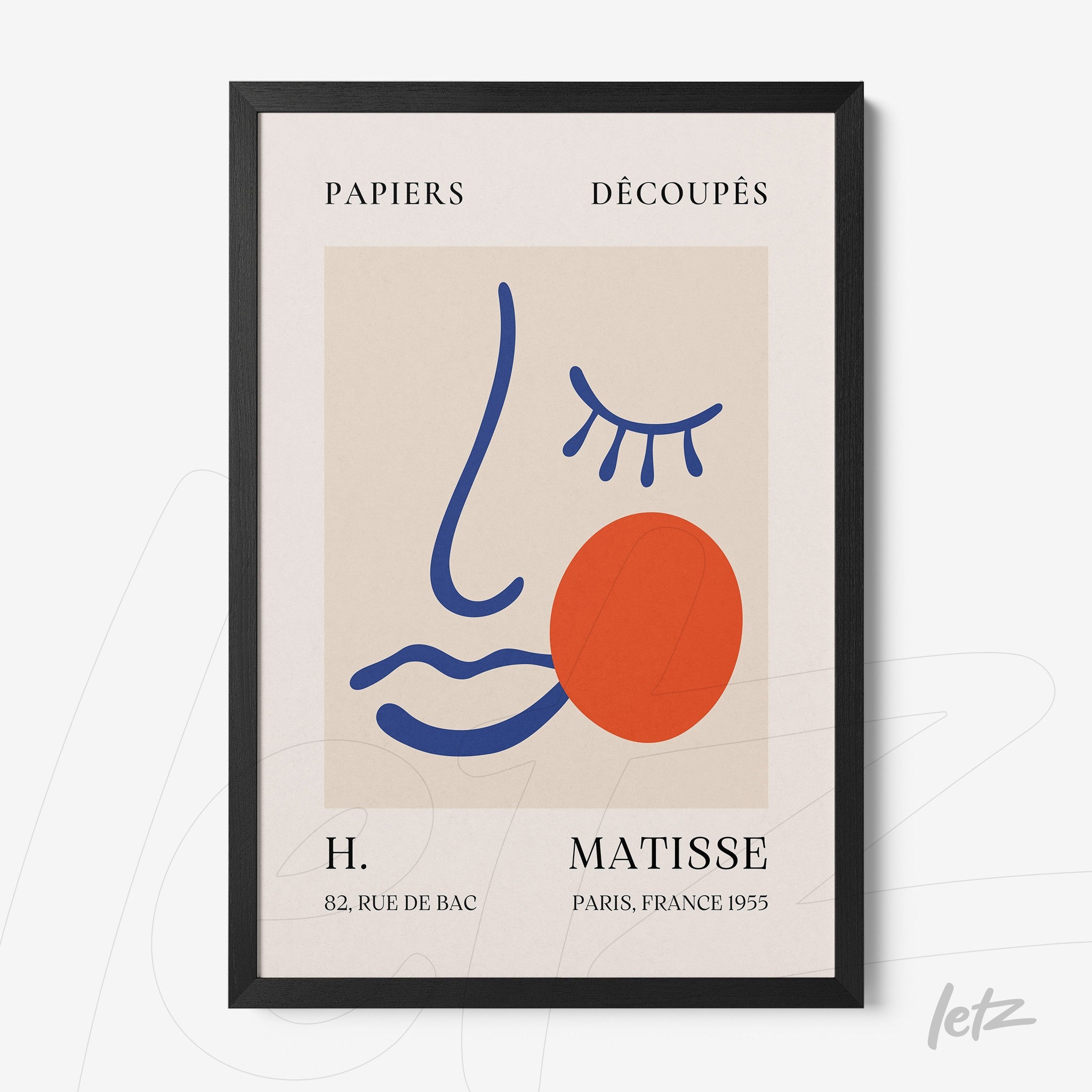 quadro com arte moderna de rosto estilizado em moldura preta fina, fundo neutro com detalhes em azul e vermelho