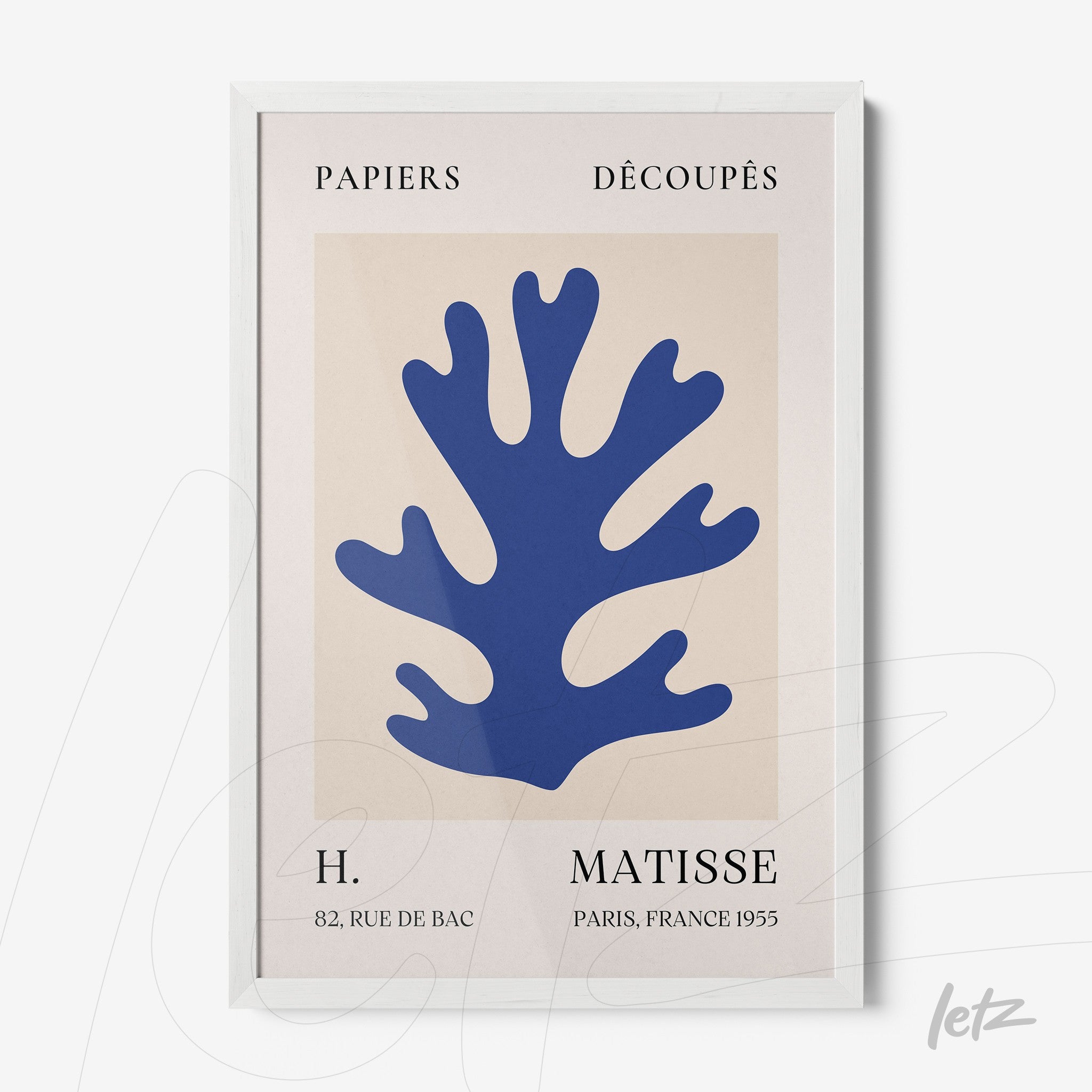 quadro de arte moderna com recorte azul em formato de coral em moldura branca