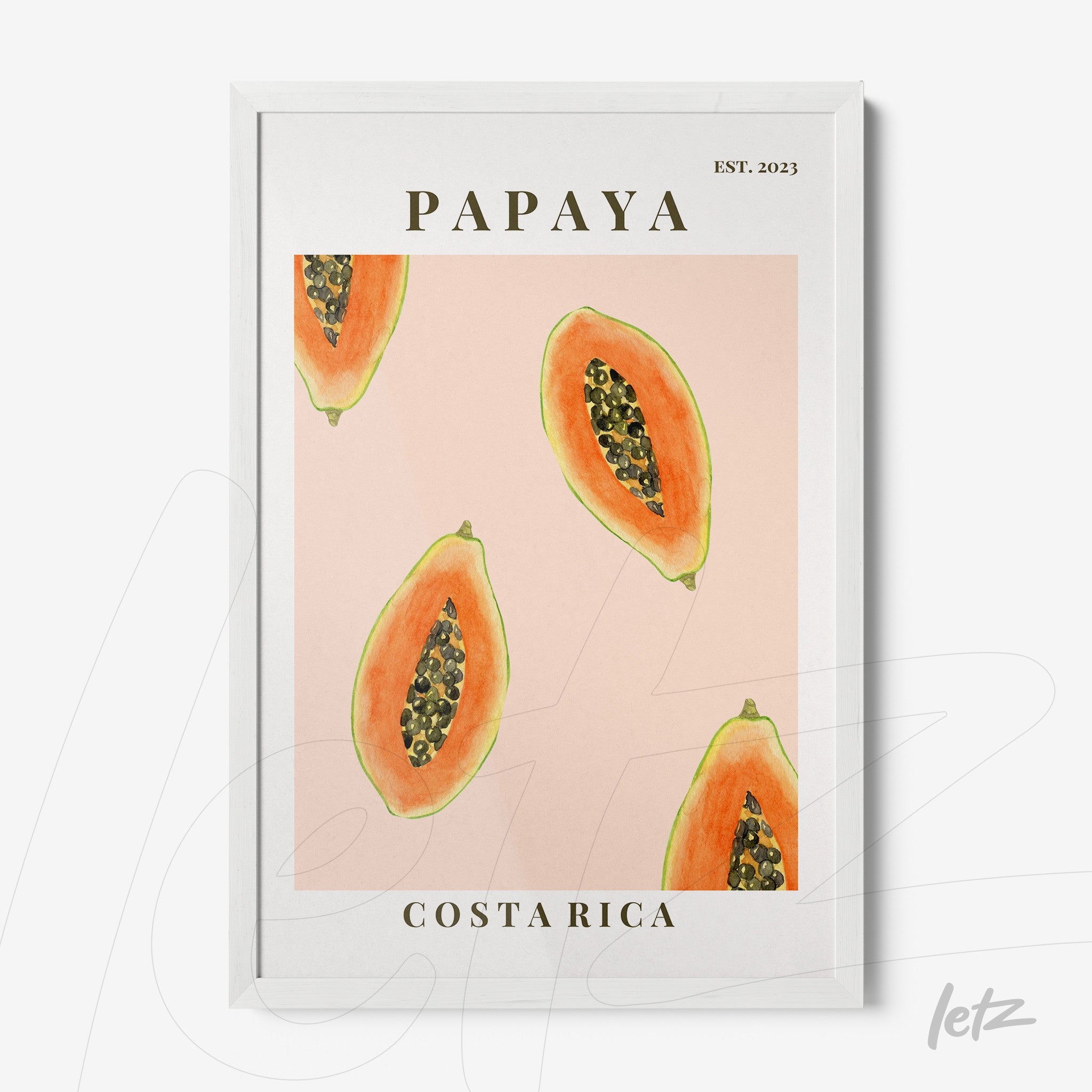 quadro decorativo com ilustrações de fatias de papaya em fundo rosa, moldura branca e texto estilizado 'PAPAYA COSTA RICA EST. 2023'