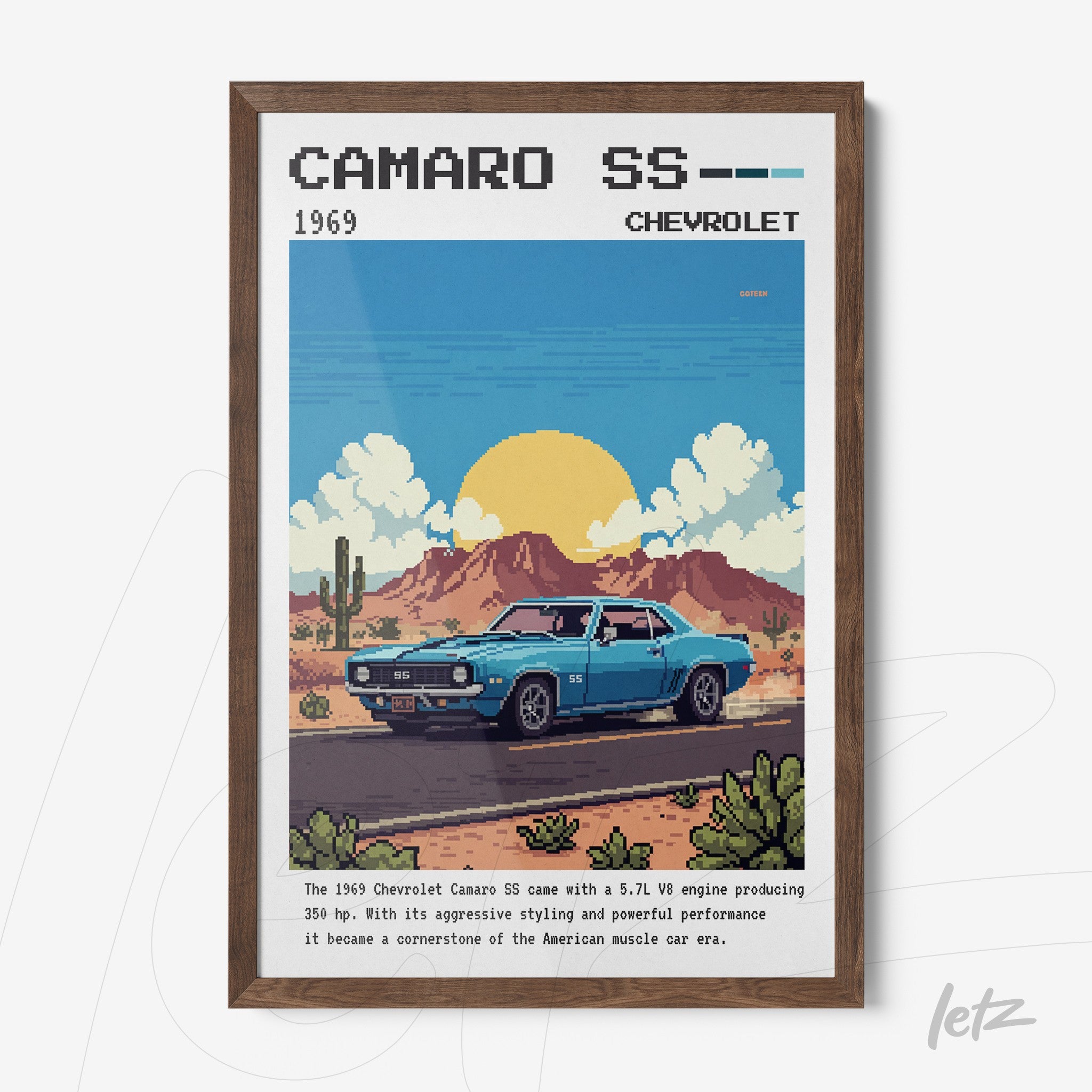 quadro com ilustração pixelada do carro Camarote SS de 1969 em moldura de madeira escura, com cactos e montanhas ao fundo