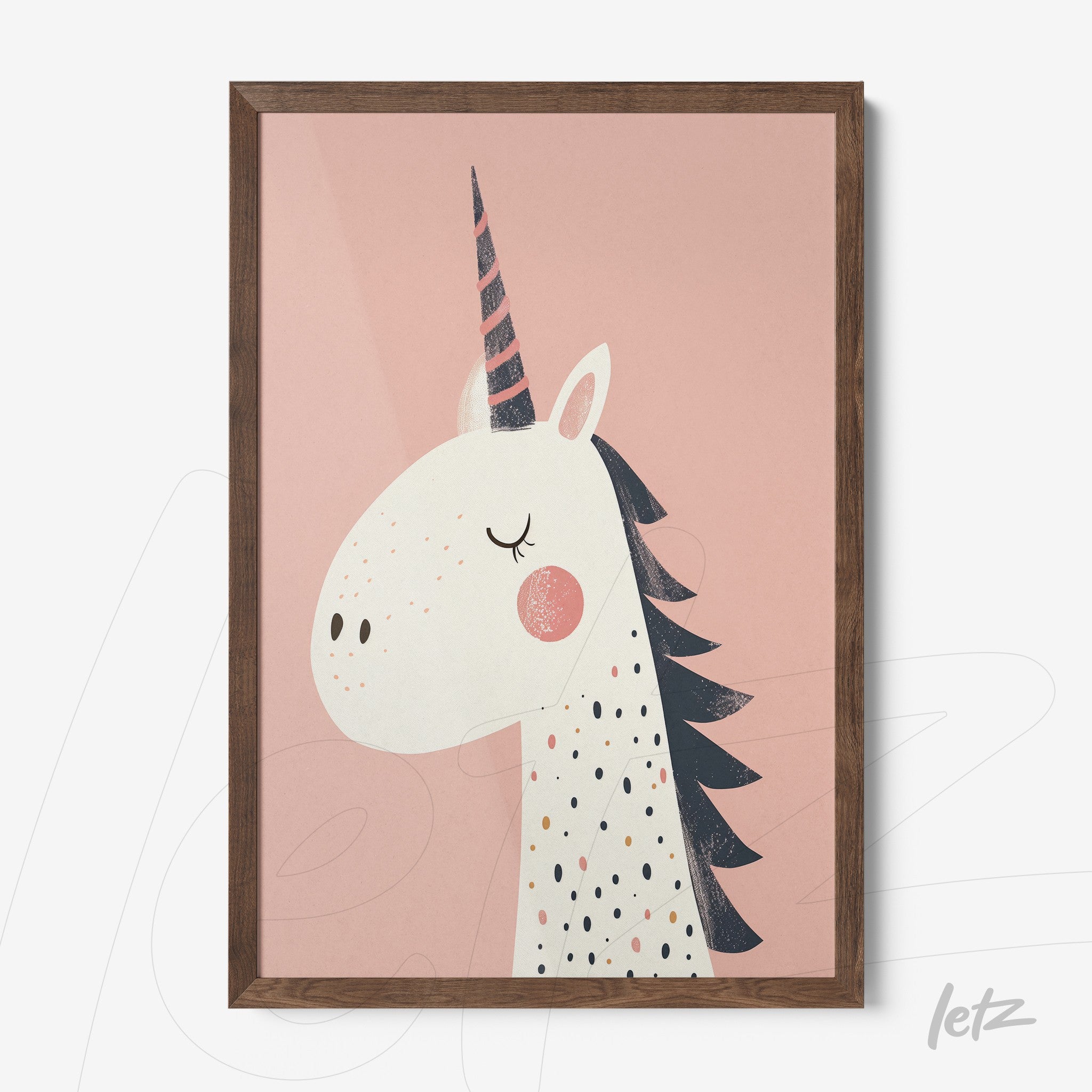 quadro com ilustração de unicórnio em fundo rosa e moldura de madeira escura