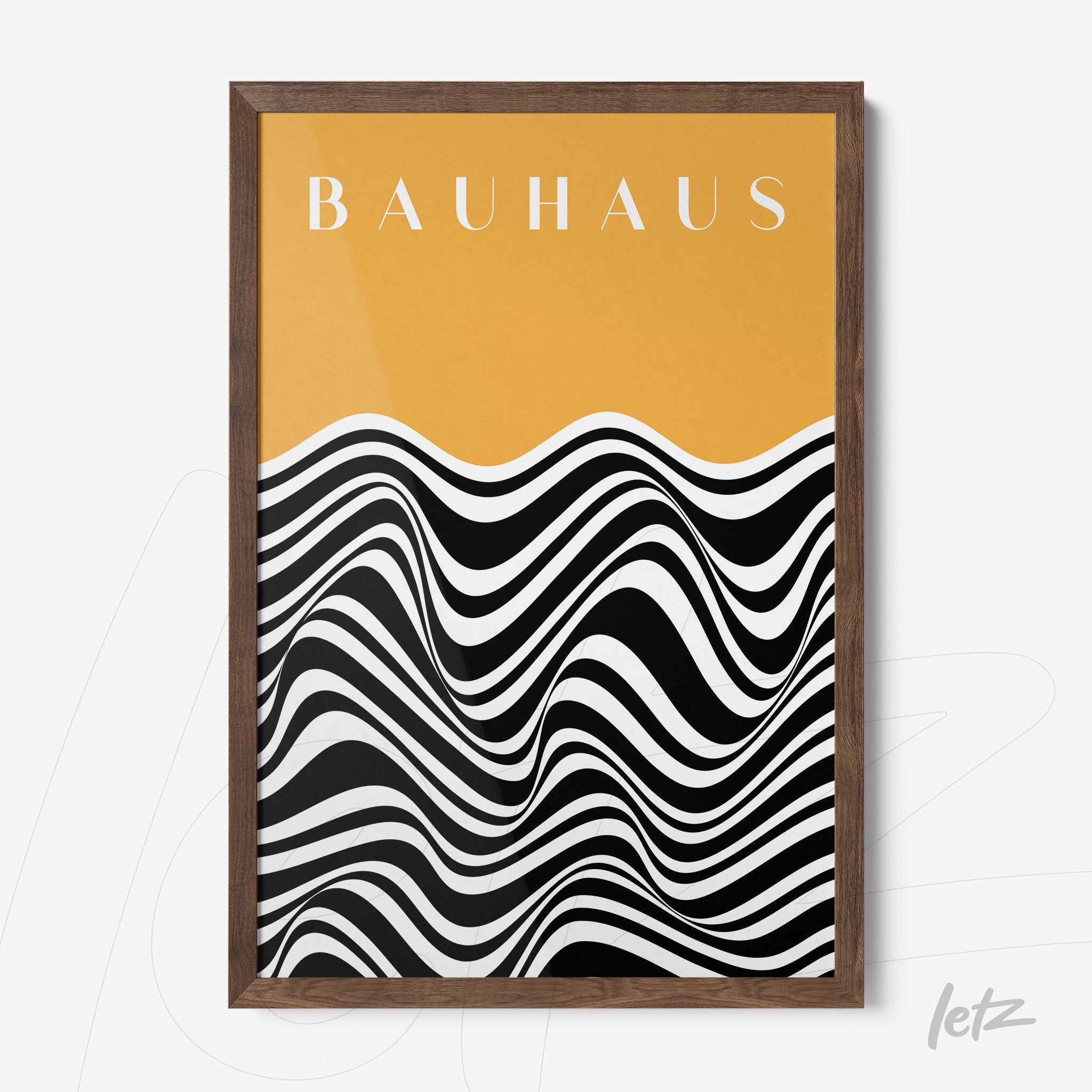 quadro com arte geométrica de ondas pretas e brancas em fundo amarelo com moldura de madeira