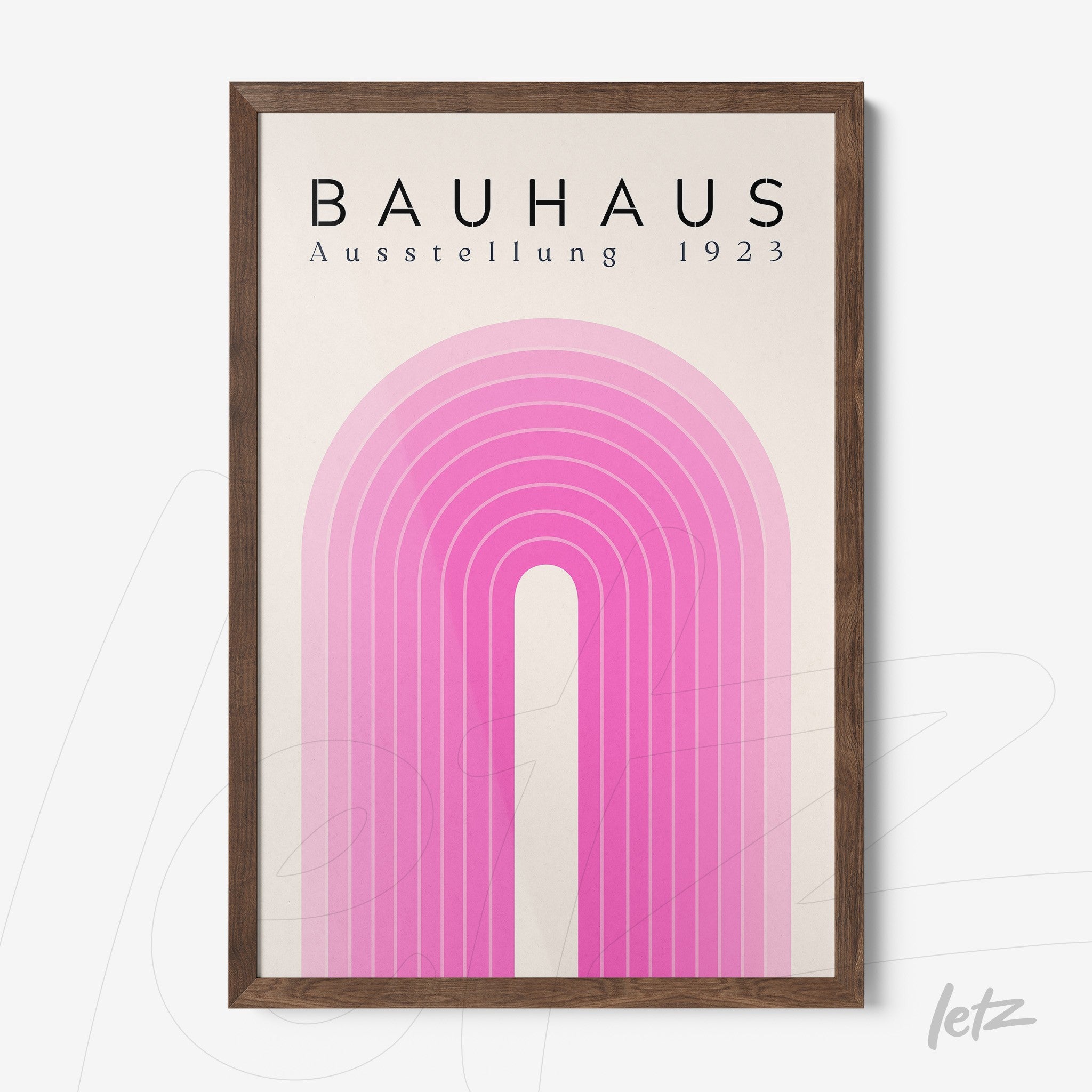 pôster em moldura de madeira com design geométrico em tons de rosa representando um arco-íris estilizado, texto na parte superior escrito 'bauhaus ausstellung 1923'