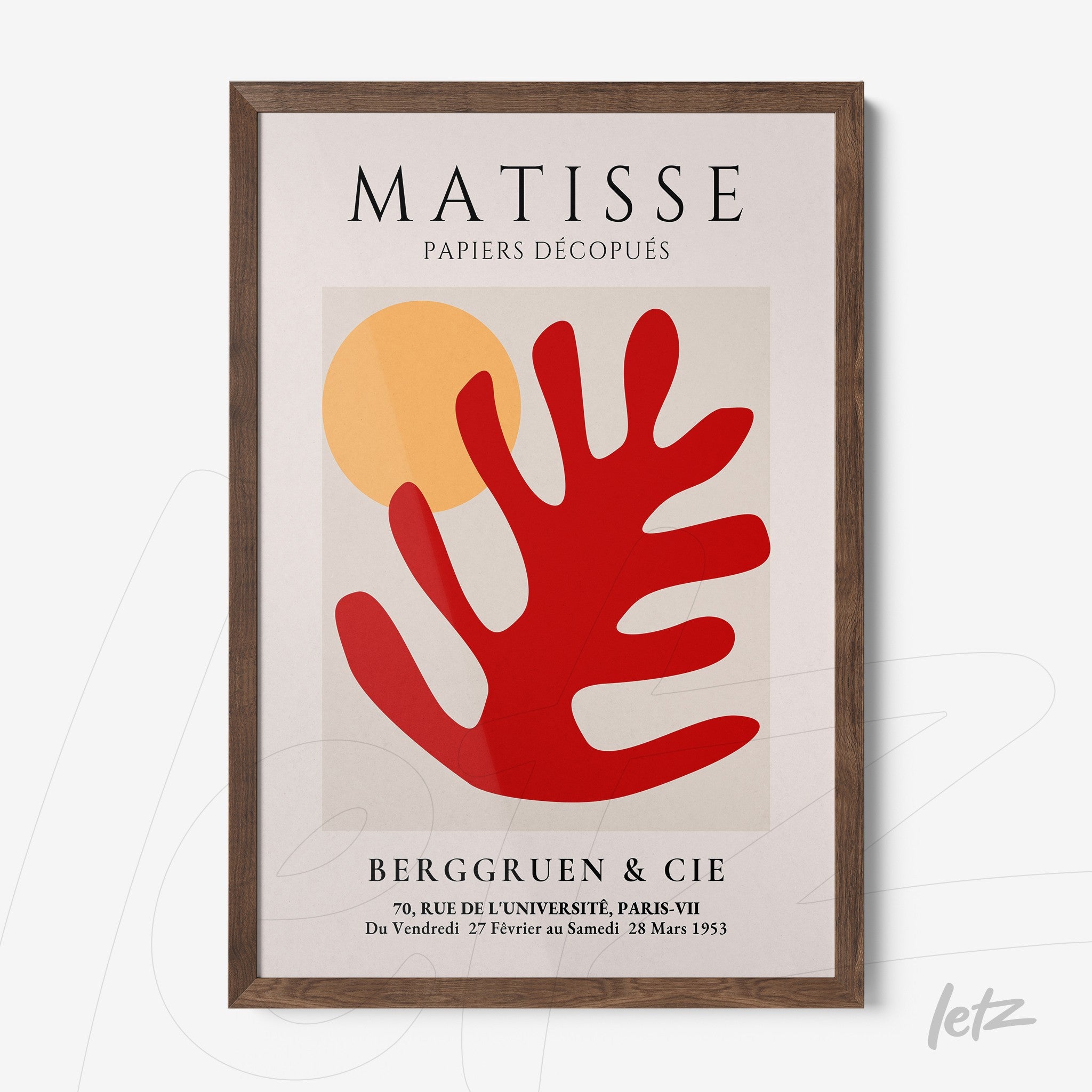 quadro com arte moderna em cores vibrantes, apresentando uma folha estilizada vermelha e um fundo em tom amarelo, moldura de madeira escura