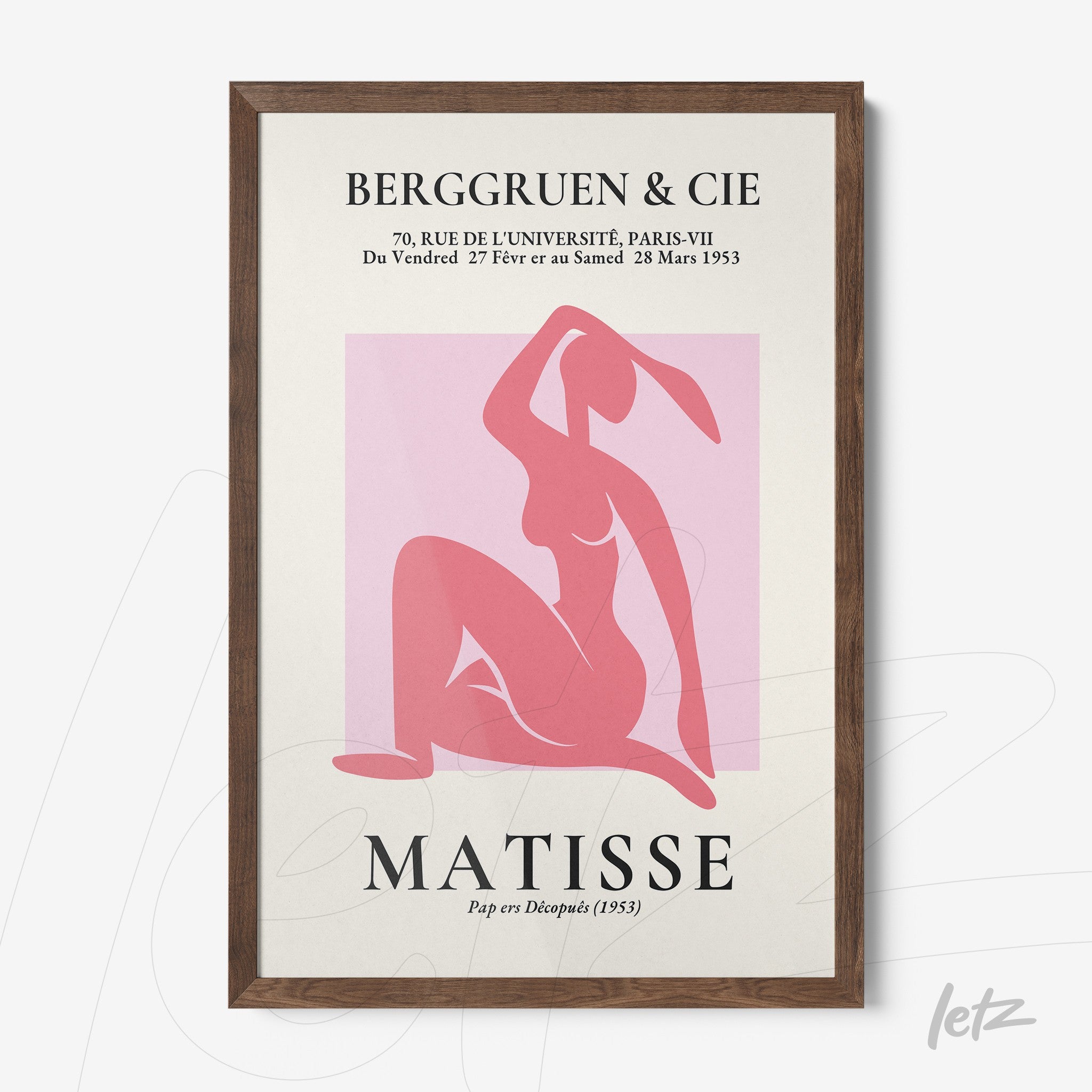 quadro com arte abstrata em tons de rosa representando figura feminina, moldura de madeira escura