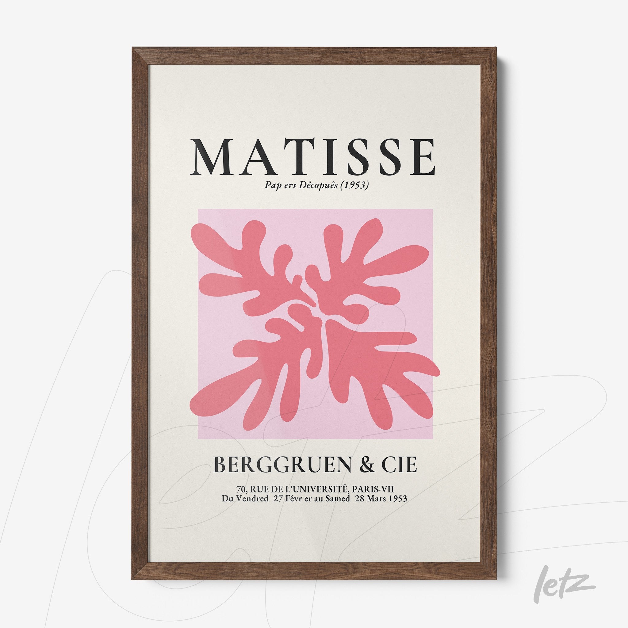 quadro com arte moderna de folhas em rosa sobre fundo rosa claro, moldura de madeira escura