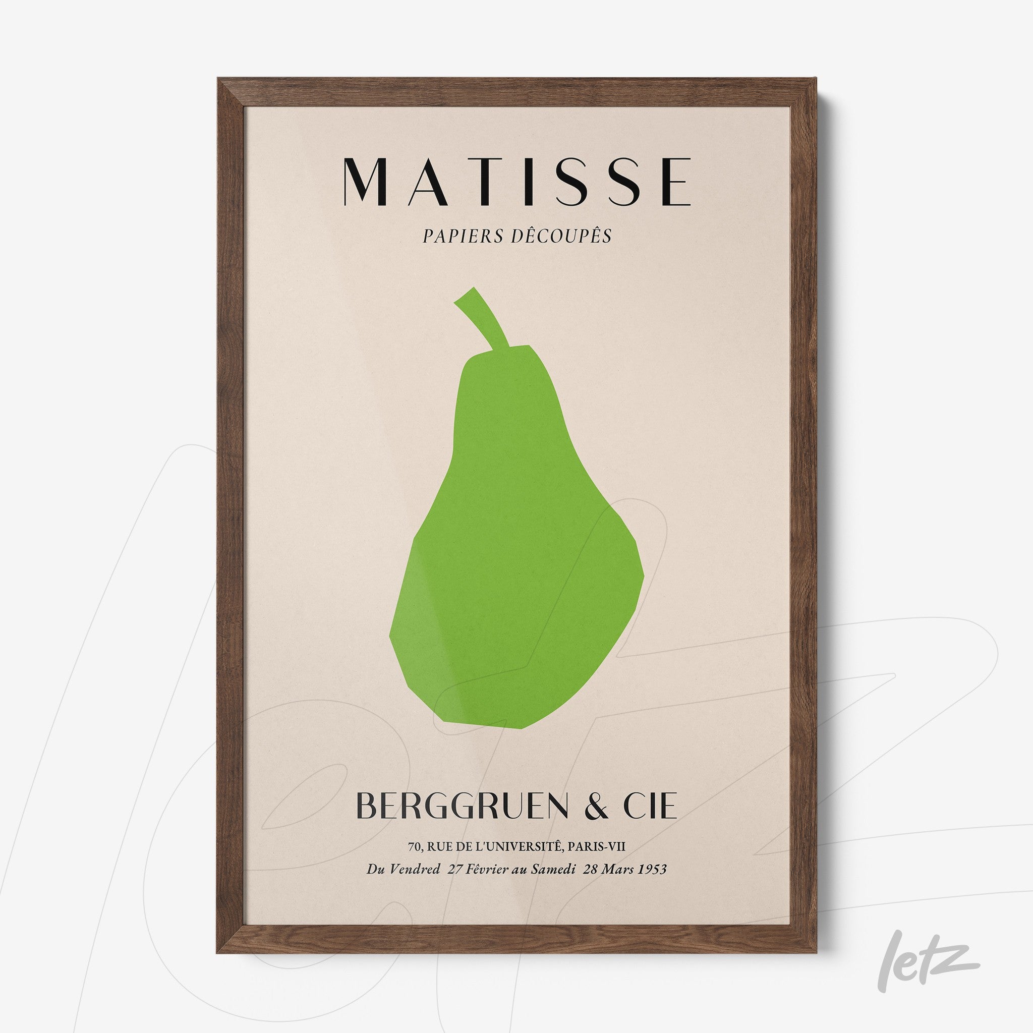 quadro com arte figurativa de uma pera em fundo claro com moldura de madeira escura