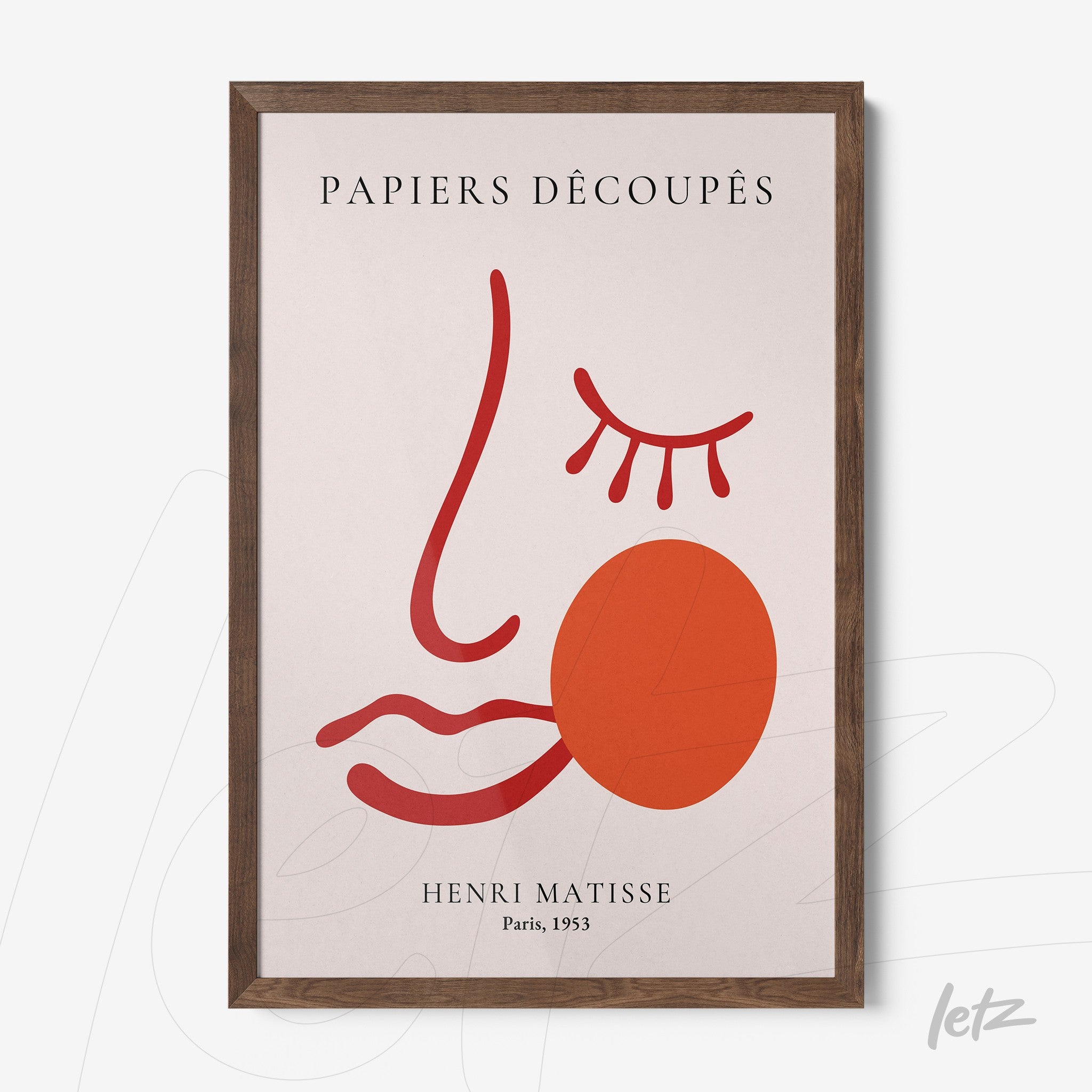 quadro com arte moderna de rosto estilizado em tons de vermelho, fundo claro e moldura de madeira escura