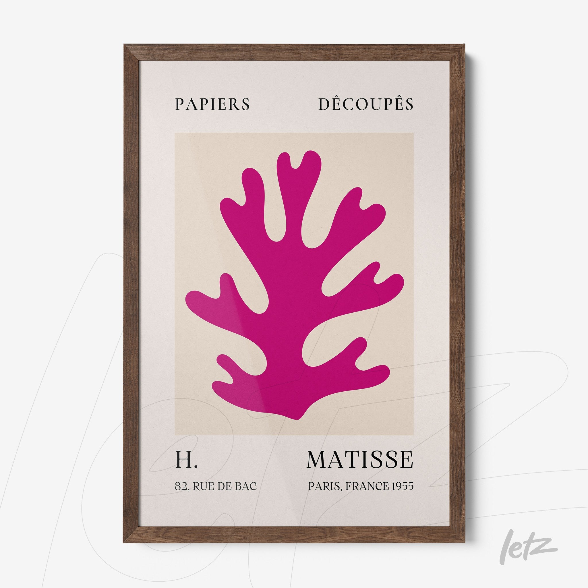 quadro com arte moderna em estilo recortado, apresentando uma forma de coral rosa sobre fundo claro, moldura de madeira escura