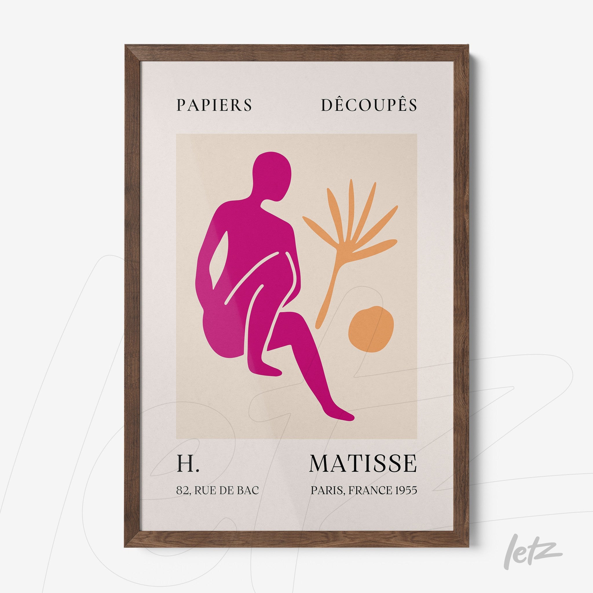 quadro com arte abstrata de uma figura humana em tons de rosa e laranja, com detalhes de uma palmeira e moldura de madeira clara